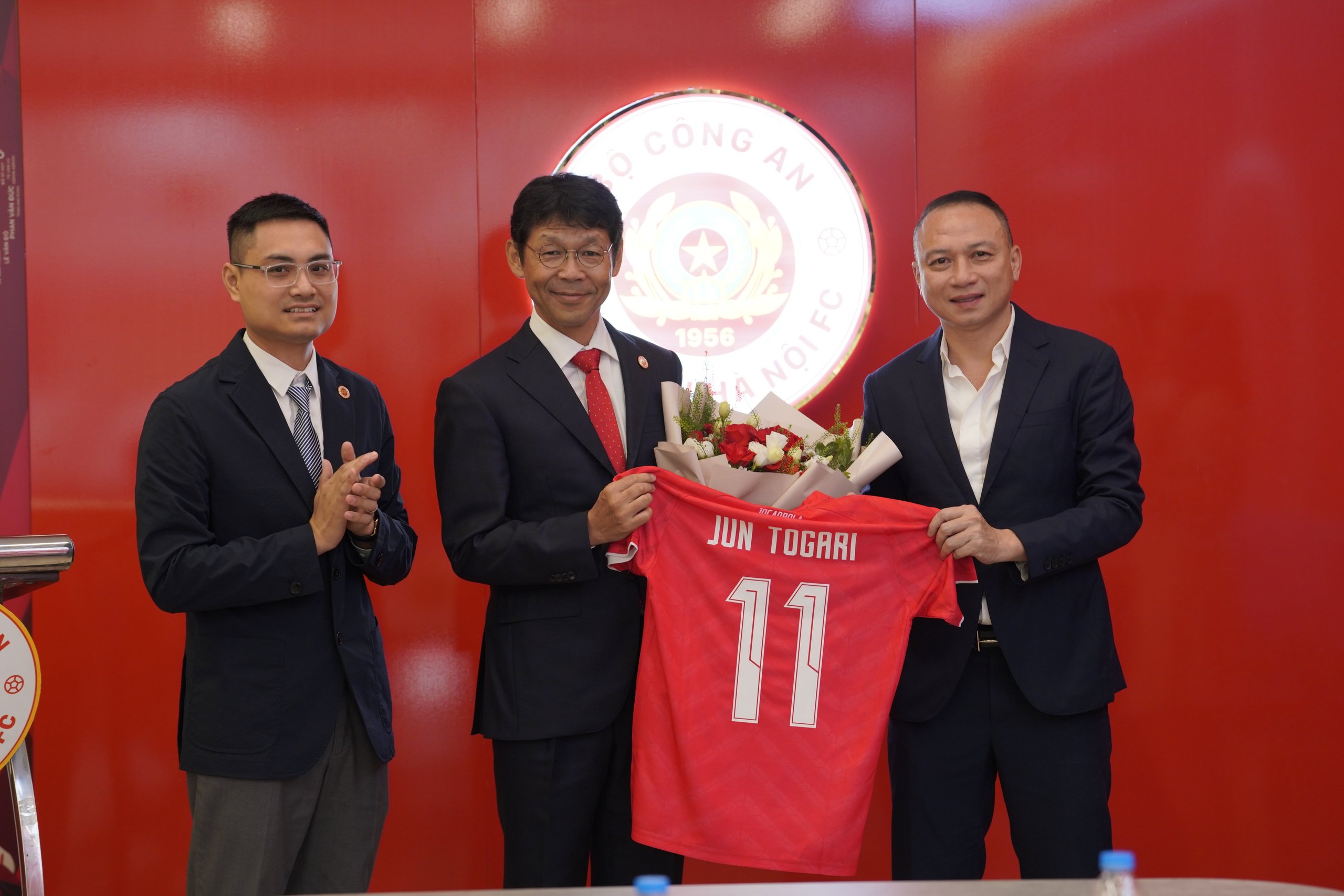 Tân giám đốc thương mại CLB CAHN: 'Muốn đội vươn lên số 1 Đông Nam Á'- Ảnh 1. Tân giám đốc thương mại CLB CAHN: 'Muốn đội vươn lên số 1 Đông Nam Á'- Ảnh 1.