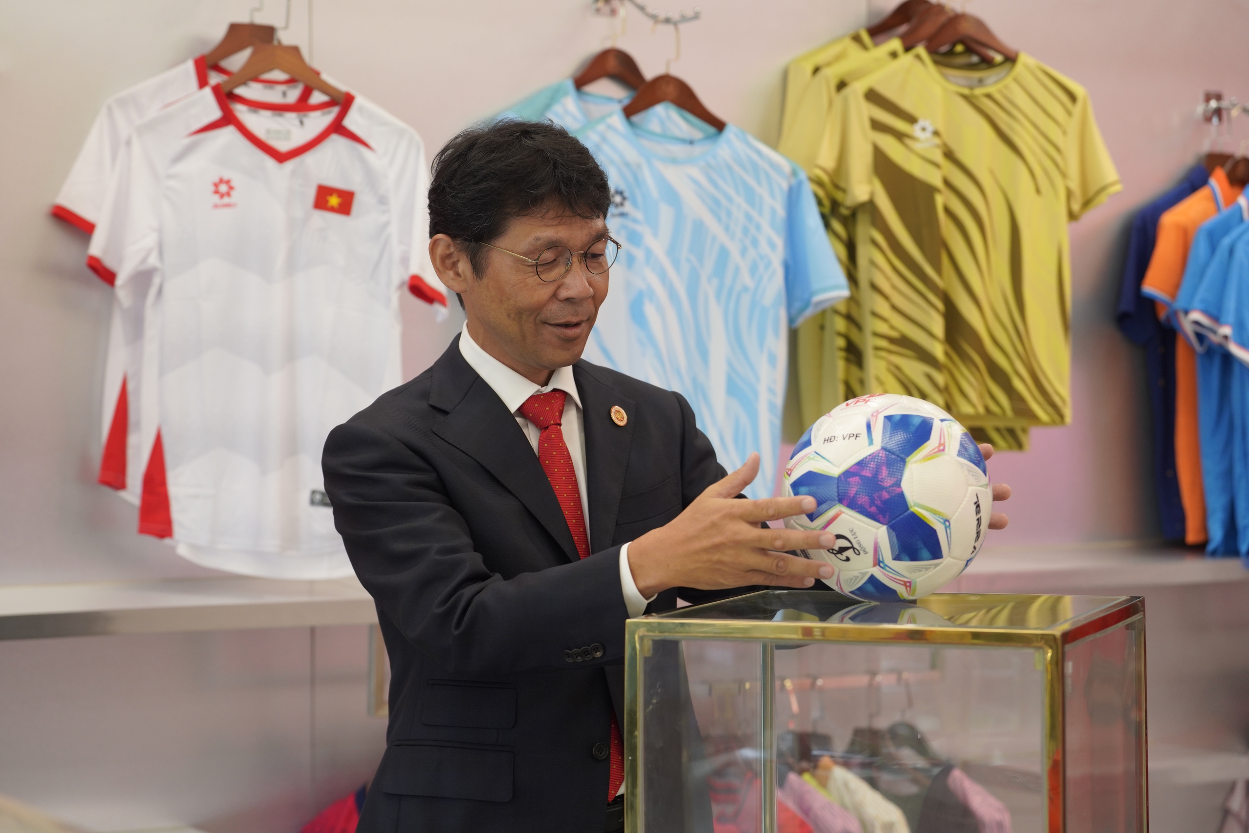 Tân giám đốc thương mại CLB CAHN: 'Muốn đội vươn lên số 1 Đông Nam Á'- Ảnh 4. Tân giám đốc thương mại CLB CAHN: 'Muốn đội vươn lên số 1 Đông Nam Á'- Ảnh 4.