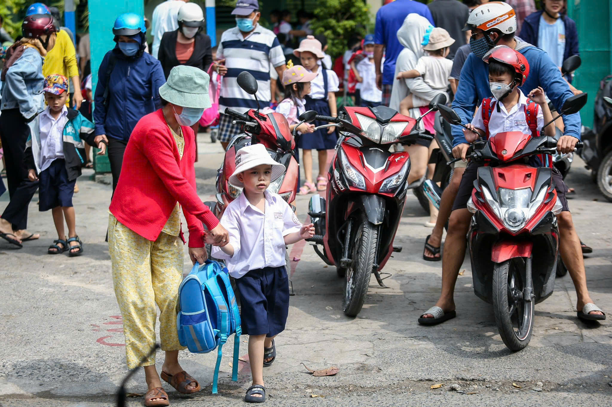 Giờ tan học 'tréo ngoe', vợ chồng lục đục vì đưa đón con - Ảnh 1.