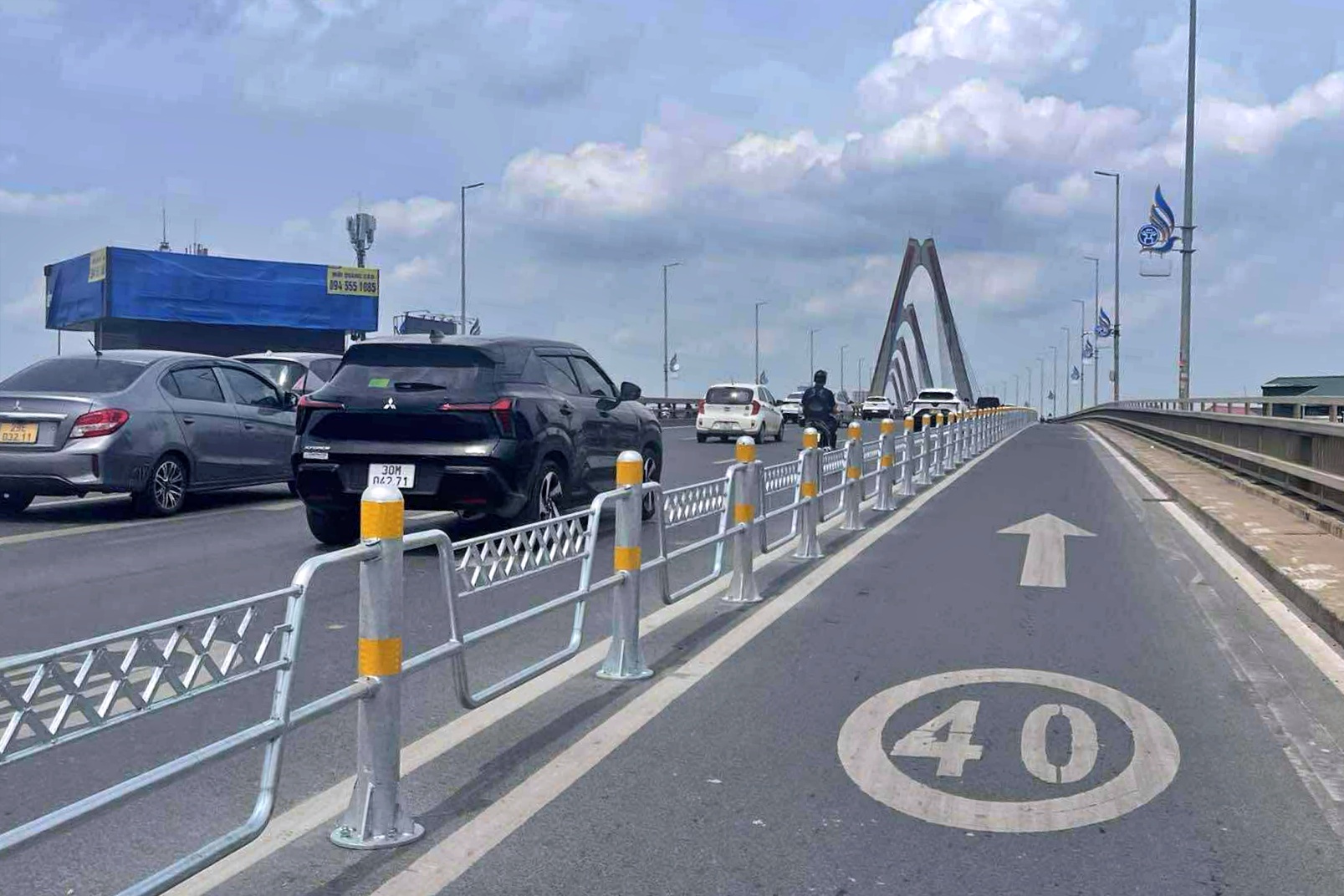 Hà Nội tiếp tục lắp hàng rào sắt phân làn cầu Nhật Tân - Ảnh 1.