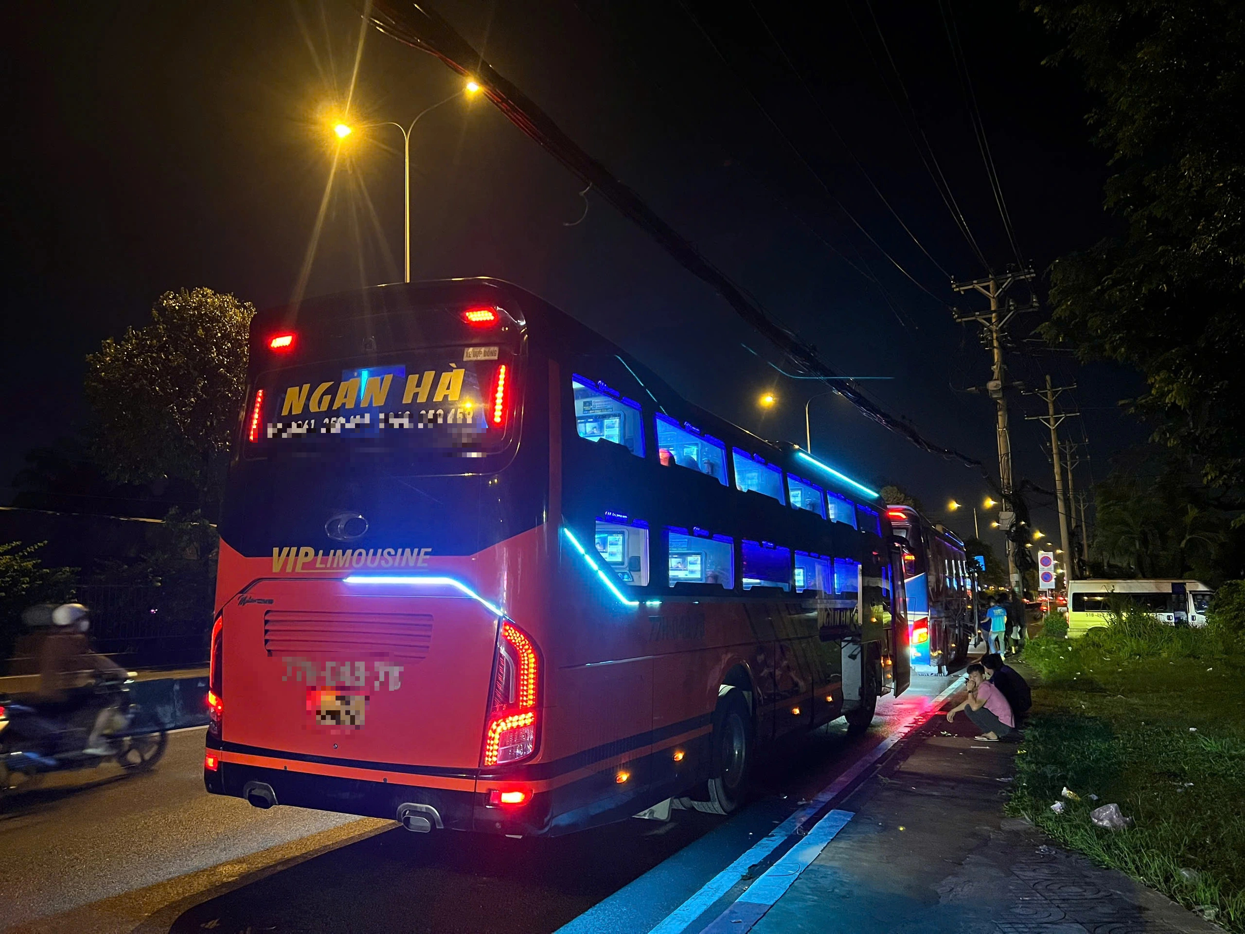 Xe khách vi phạm tràn lan ở cửa ngõ phía đông TP.HCM- Ảnh 12. Xe khách vi phạm tràn lan ở cửa ngõ phía đông TP.HCM- Ảnh 12.