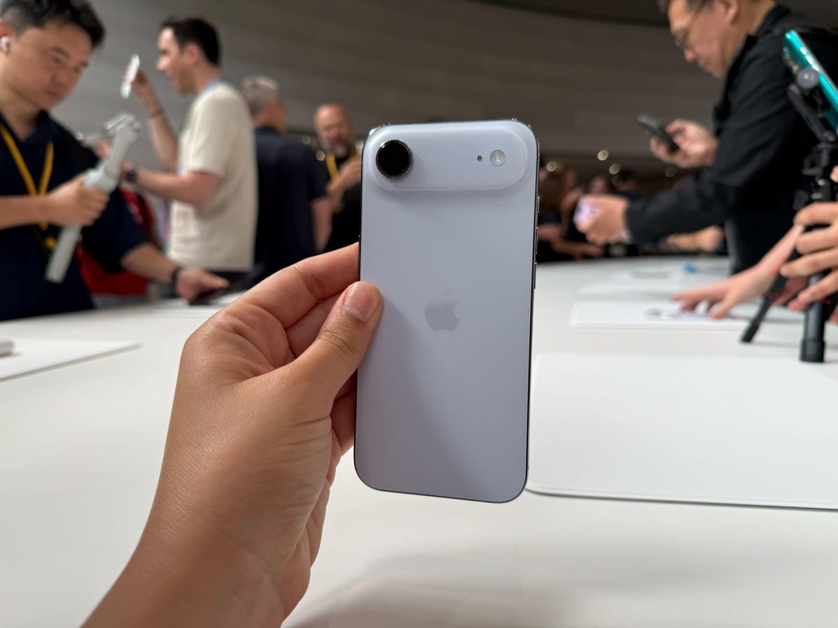 Hoãn bán iPhone Air ở Trung Quốc vì sự cố eSIM - Ảnh 1.