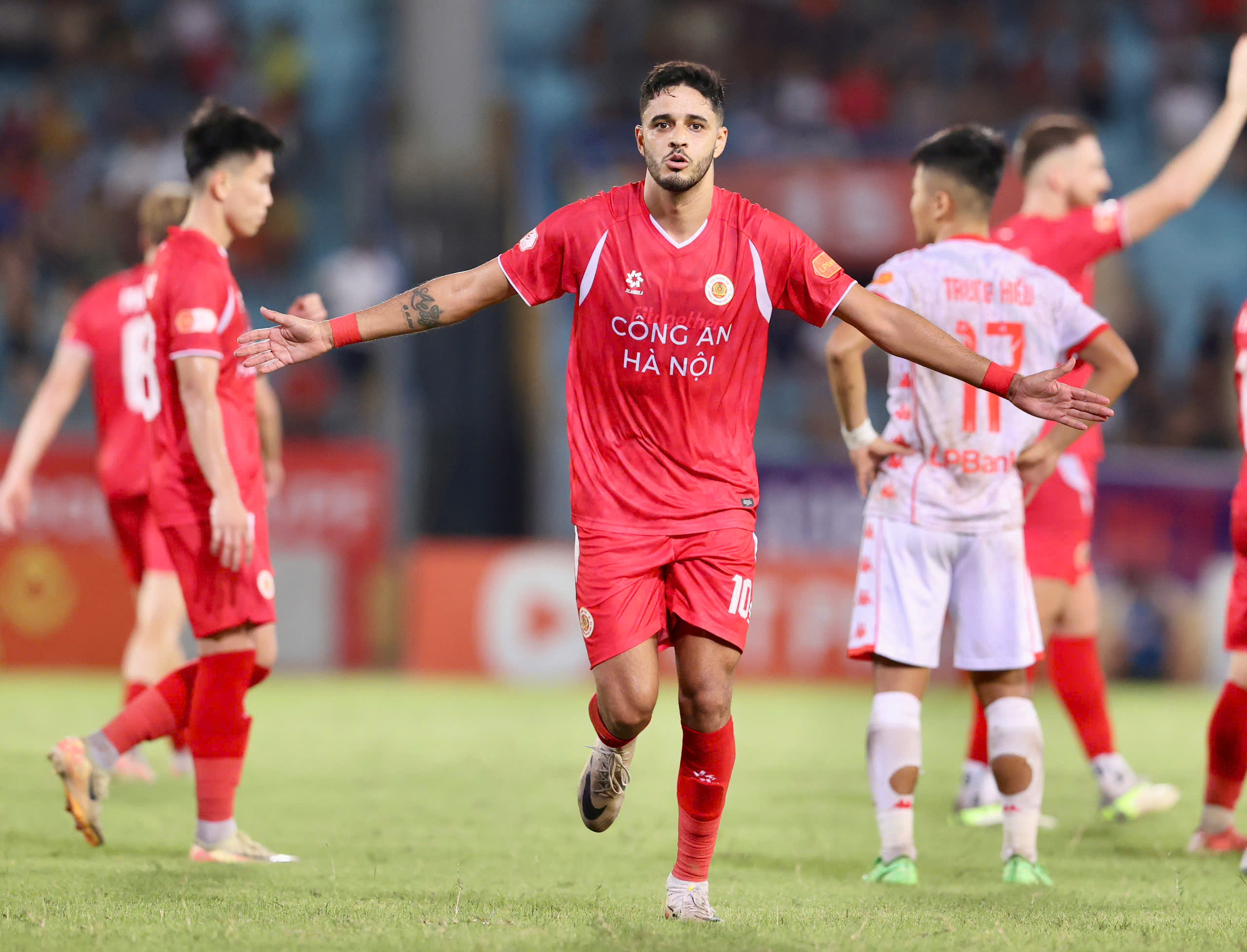 Bảng xếp hạng V-League mới nhất: Ninh Bình rơi xuống tốp 2, HAGL vẫn áp chót- Ảnh 1.