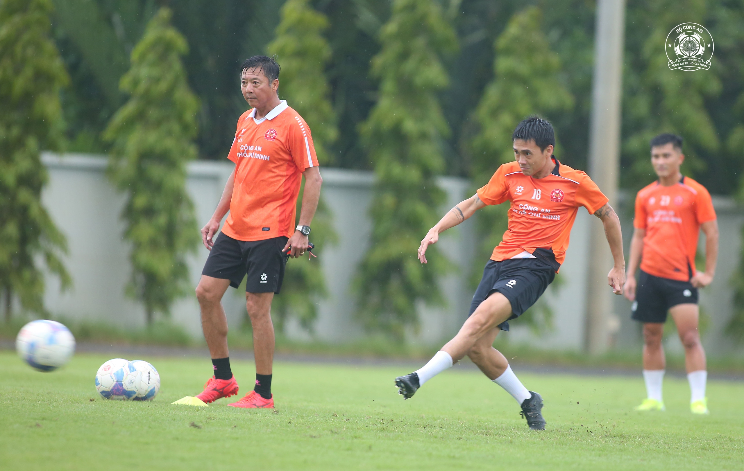 តើគន្លឹះអ្វីខ្លះដែលនឹងជួយក្លឹបប៉ូលិសទីក្រុងហូជីមិញភ្ញាក់ផ្អើលដល់ក្រុមការពារតំណែងជើងឯក? - រូបថត ១. Chìa khóa nào sẽ giúp CLB Công an TP.HCM gây bất ngờ trước đương kim vô địch?- Ảnh 1.
