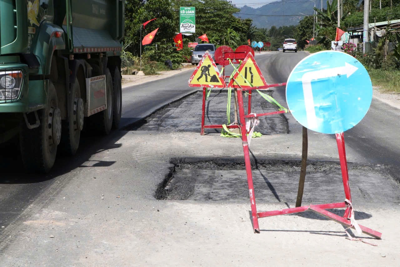 Dự án 1.850 tỉ có Tập đoàn Thuận An thi công mới thảm nhựa đã bong tróc - Ảnh 1.