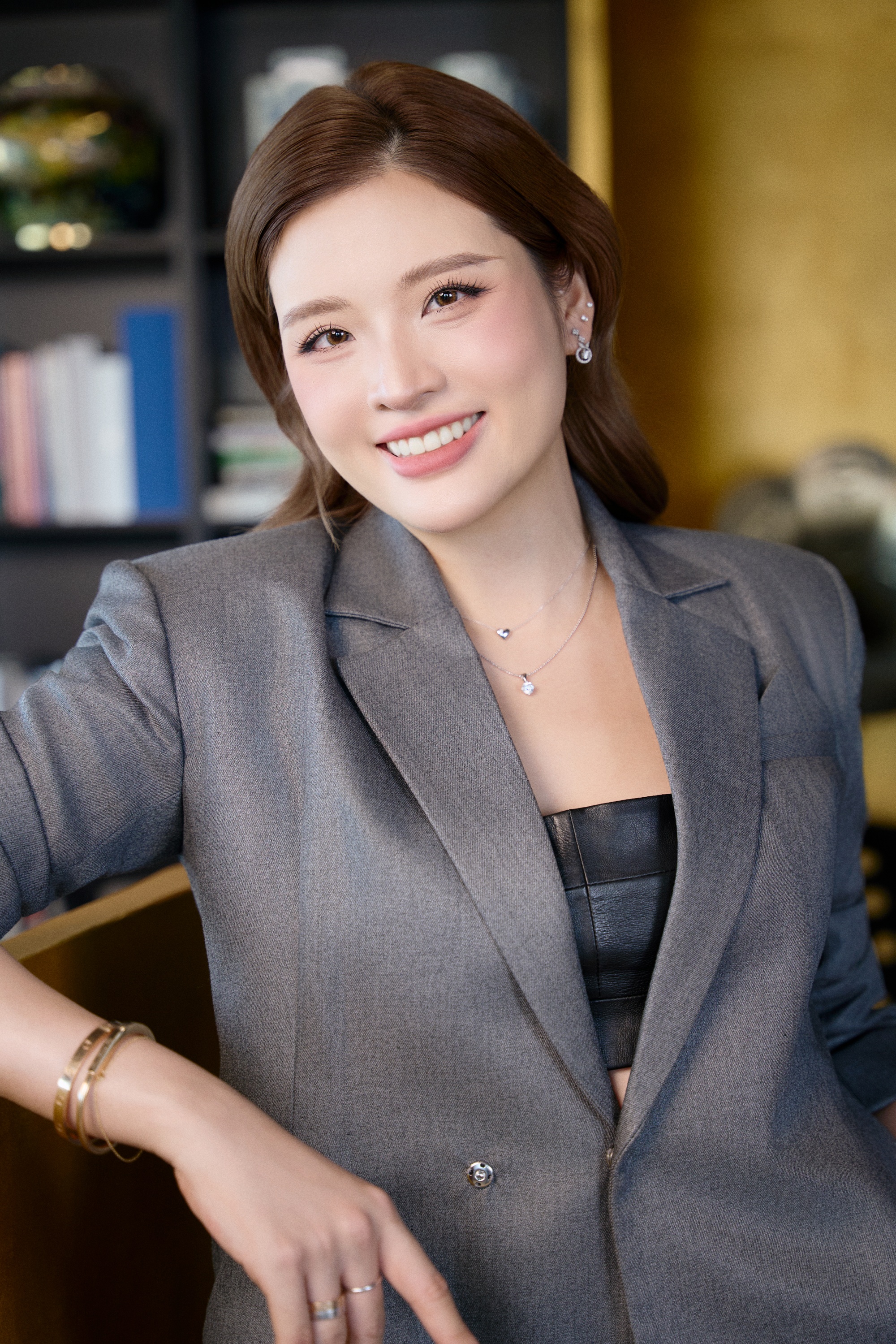 Hoa hậu Phan Hoàng Thu: Nhan sắc cũng cần tiền - Ảnh 4. Hoa hậu Phan Hoàng Thu: Nhan sắc cũng cần tiền - Ảnh 4.