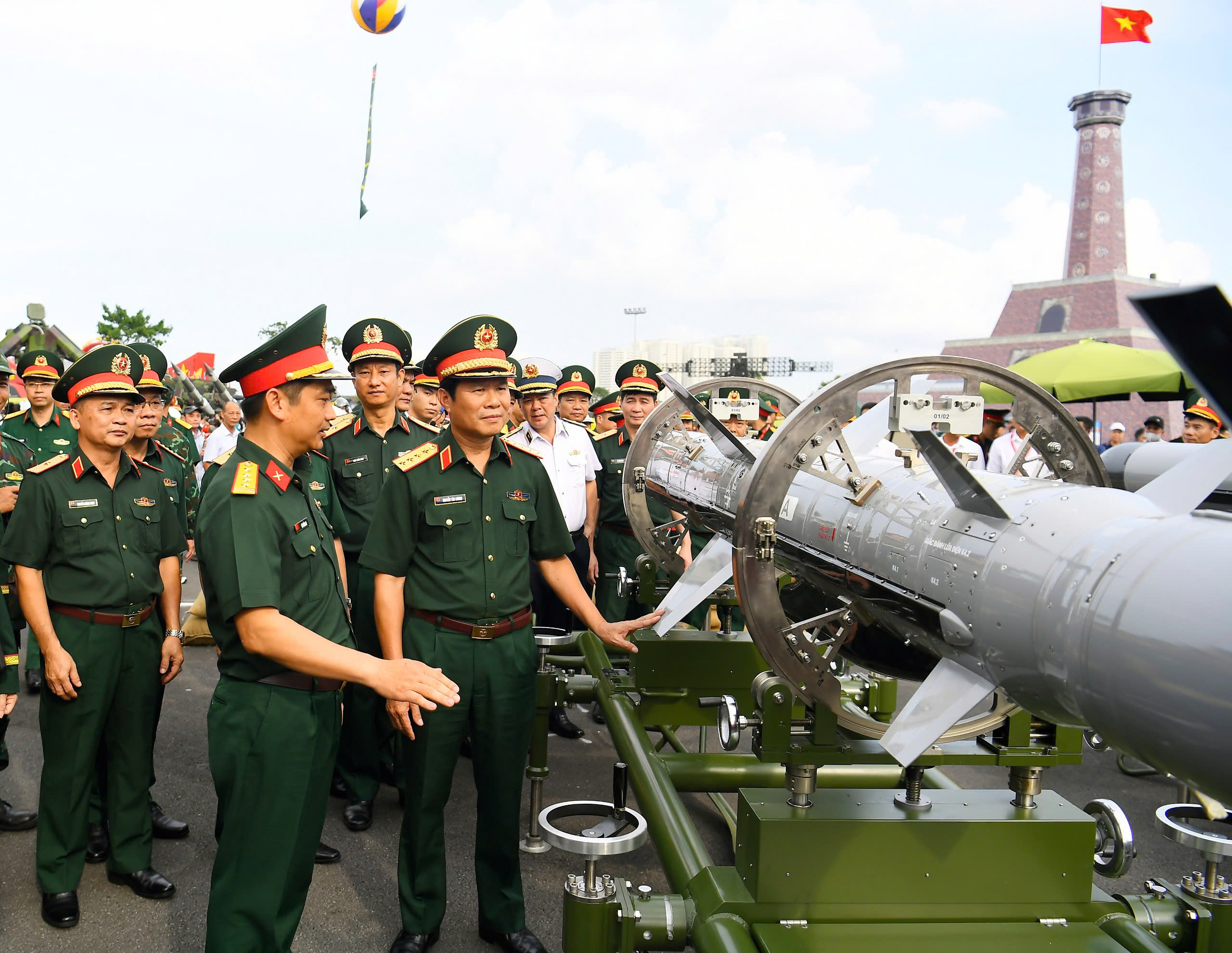 Sức mạnh 2 loại khí tài 'Made in Vietnam' được đại tướng Nguyễn Tân Cương giới thiệu- Ảnh 2.