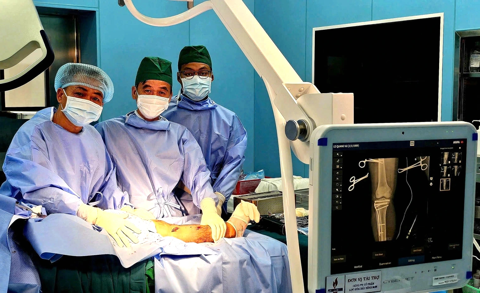 Hình ảnh đẹp từ phòng mổ cứu người ở đặc khu Côn Đảo- Ảnh 2. Hình ảnh đẹp từ phòng mổ cứu người ở đặc khu Côn Đảo- Ảnh 2.