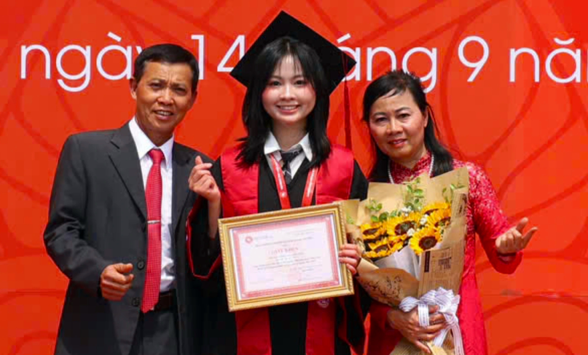 विदेश व्यापार विश्वविद्यालय में पूर्ण अंक प्राप्त करने वाला शीर्ष छात्र: आरामदायक क्षेत्र से बाहर निकलने का साहस - फोटो 2. Thủ khoa điểm tuyệt đối Trường ĐH Ngoại thương: Dám bước ra khỏi vùng an toàn- Ảnh 2.