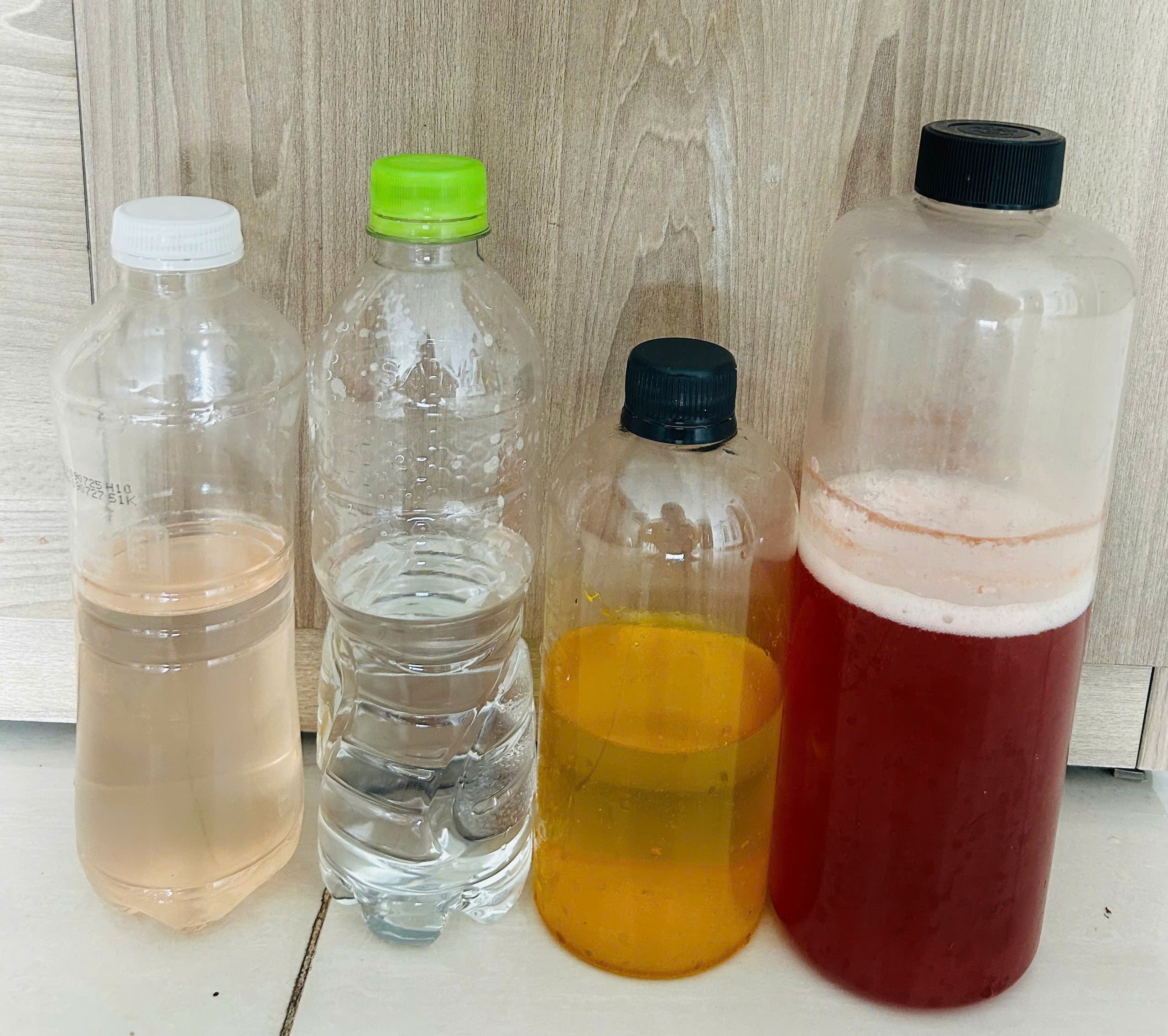 Tái sử dụng chai nhựa để đựng nước uống, gia vị có gây hại sức khỏe? - Ảnh 1.