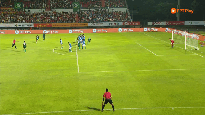 Minh Vương lập si&ecirc;u phẩm đ&aacute; phạt 'tuyệt đối điện ảnh', đội C&ocirc;ng Phượng gieo sầu thầy cũ - Ảnh 4.