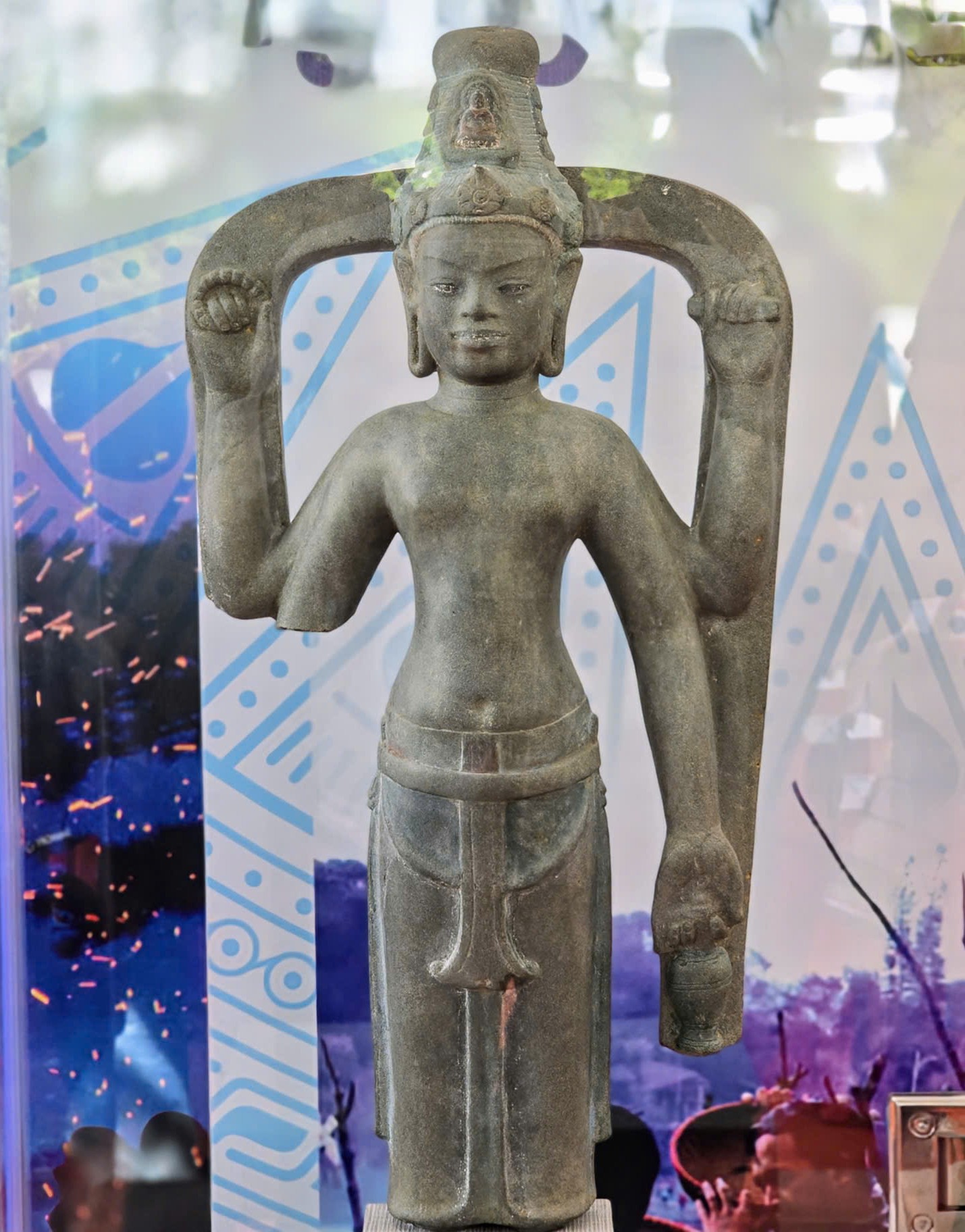 Close-up patung Avalokitesvara di Bac Binh yang diakui sebagai harta nasional - Foto 2. Cận cảnh tượng Avalokitesvara Bắc Bình được công nhận bảo vật quốc gia- Ảnh 2.