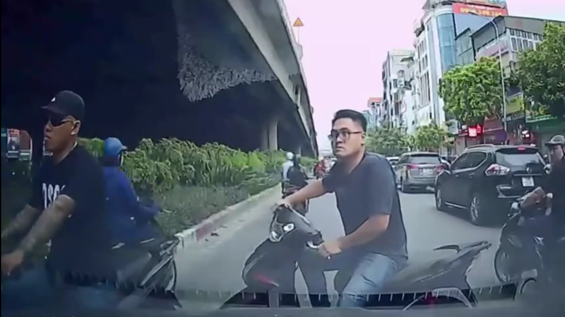 Thanh niên băm bổ lái xe máy luồn lách, chạy ngược chiều ép ô tô nhường đường - Ảnh 1.