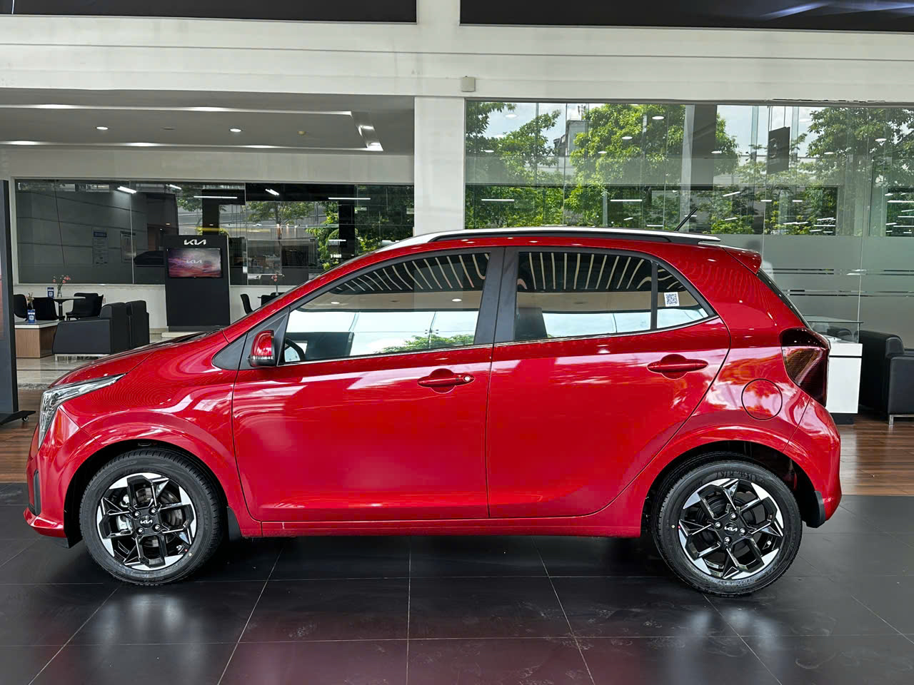 Người Việt giảm mua ô tô máy xăng giá rẻ - Ảnh 1.