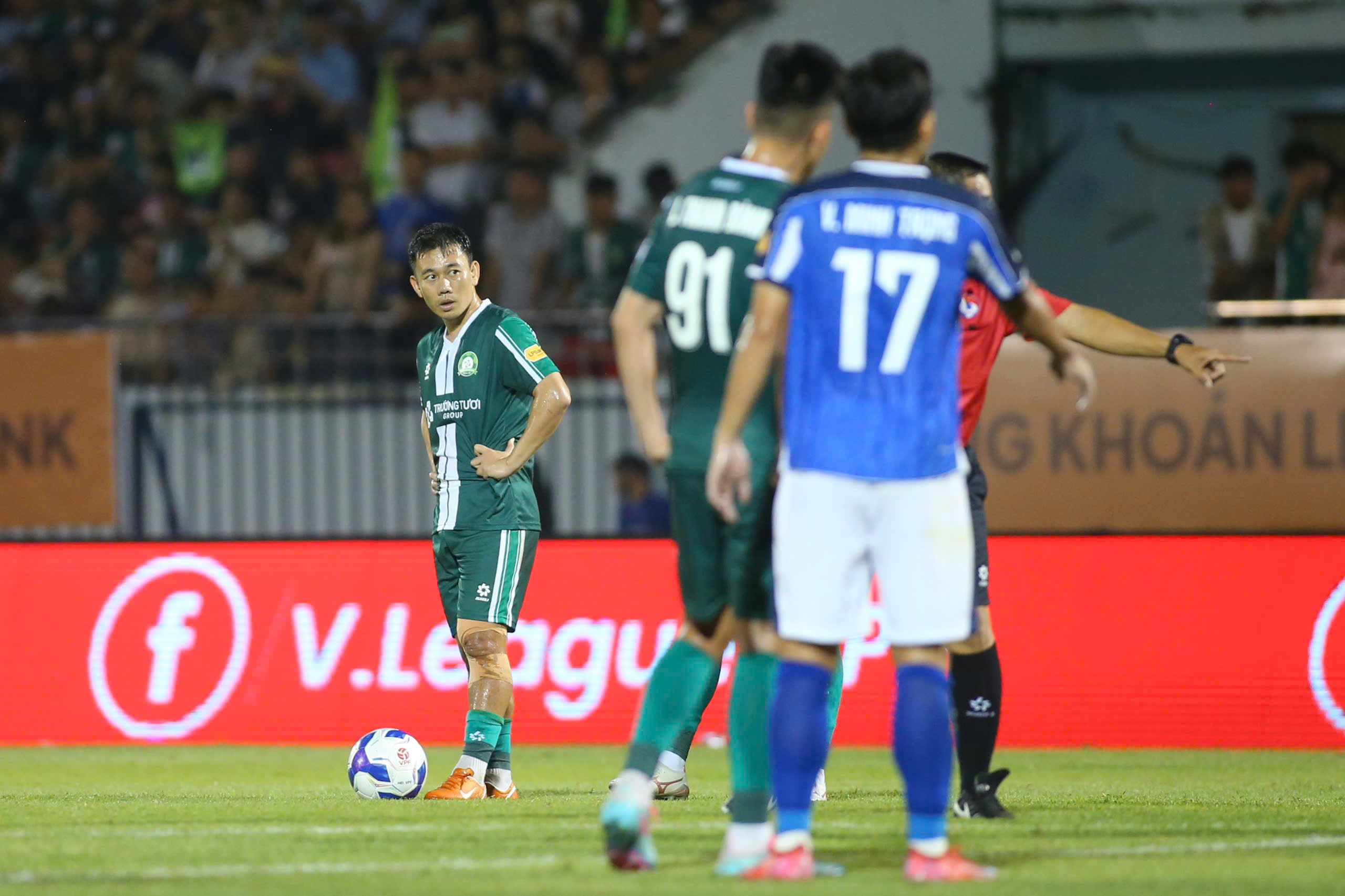 Minh Vương lập si&ecirc;u phẩm đ&aacute; phạt 'tuyệt đối điện ảnh', đội C&ocirc;ng Phượng gieo sầu thầy cũ - Ảnh 2.