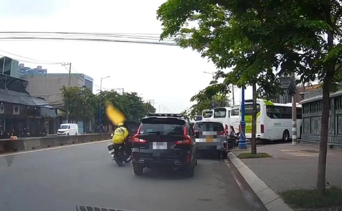 Hành khách đi xe dịch vụ mở cửa gây tai nạn, phạt ai?- Ảnh 1.