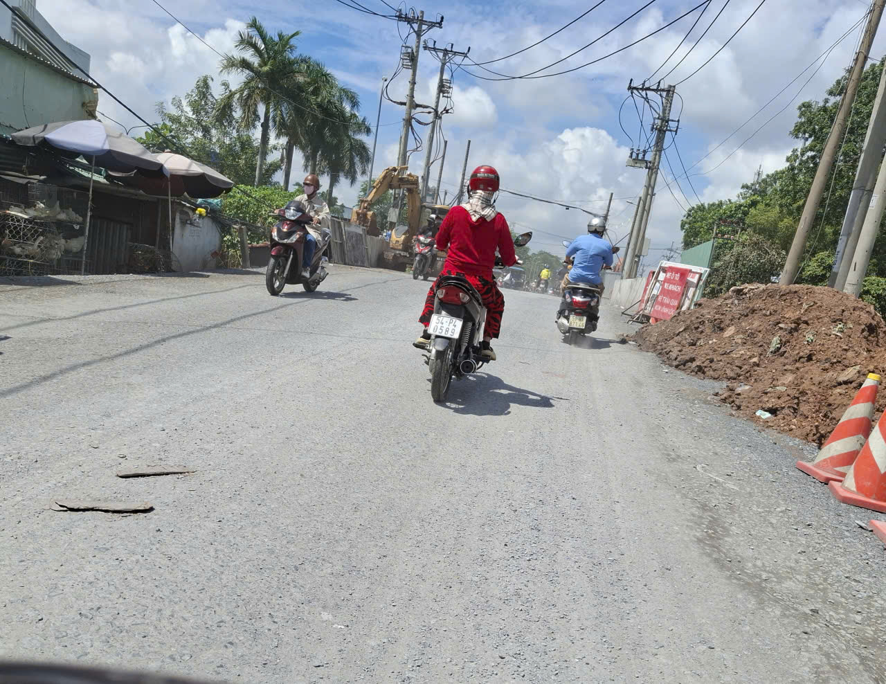 Thi công cầu bụi bay mù mịt