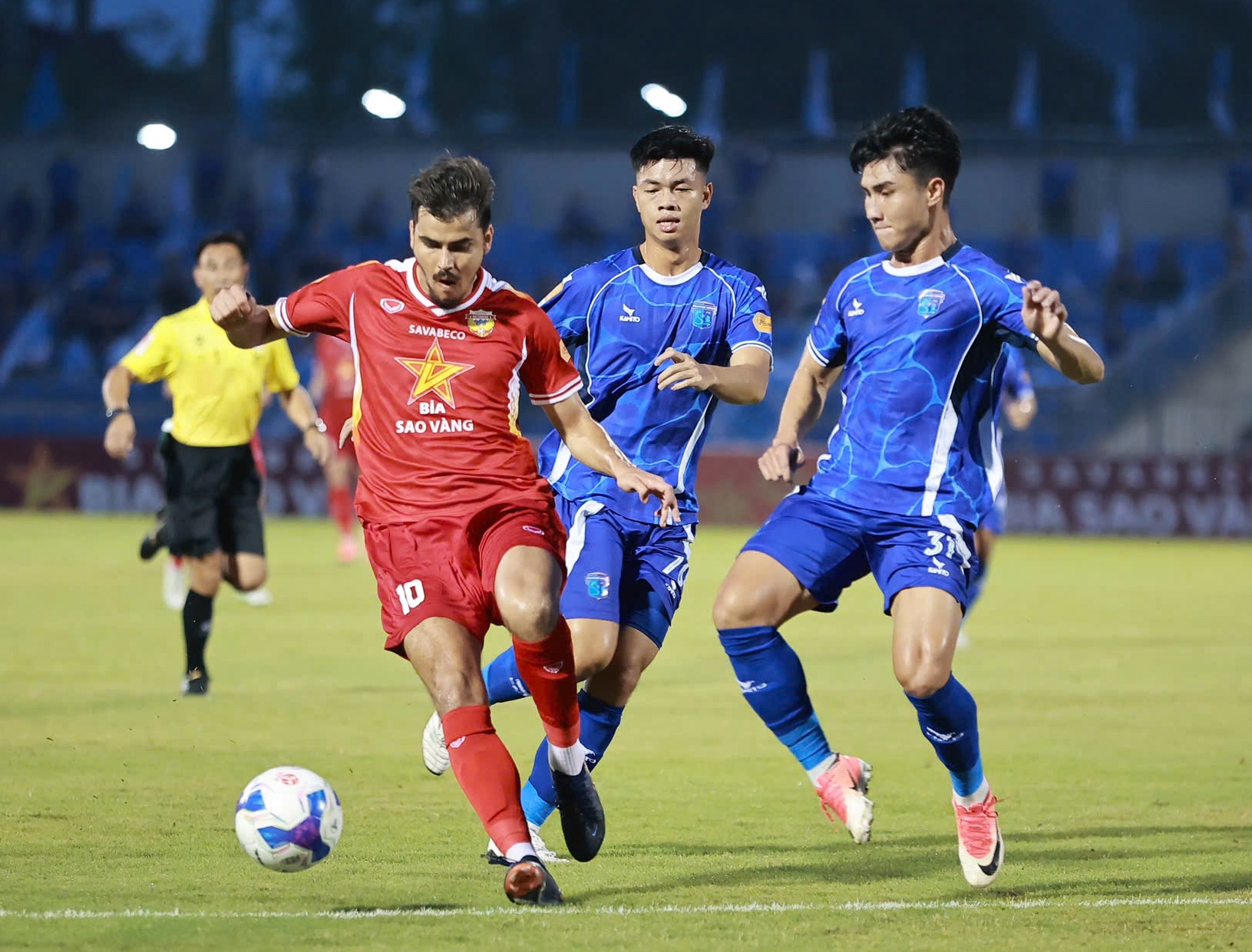 Sao U.23 Việt Nam L&ecirc; Viktor th&agrave;nh &lsquo;g&agrave; son&rsquo;, kiến tạo ph&uacute;t 90+7: H&agrave; Tĩnh thắng nhọc Quảng Ninh- Ảnh 2.