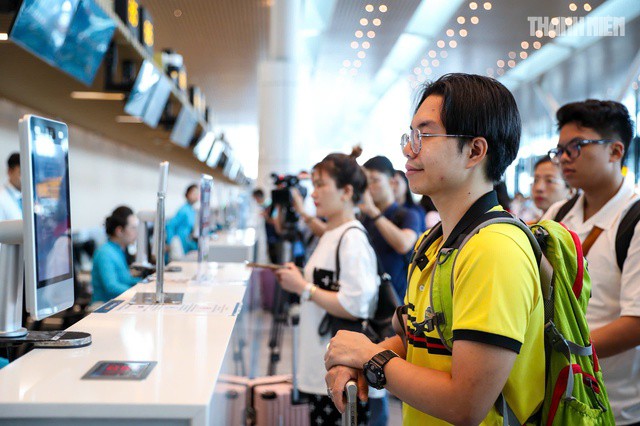 Hãng bay phải bố trí người hỗ trợ khách check-in trước khi đóng quầy 15 phút- Ảnh 1.