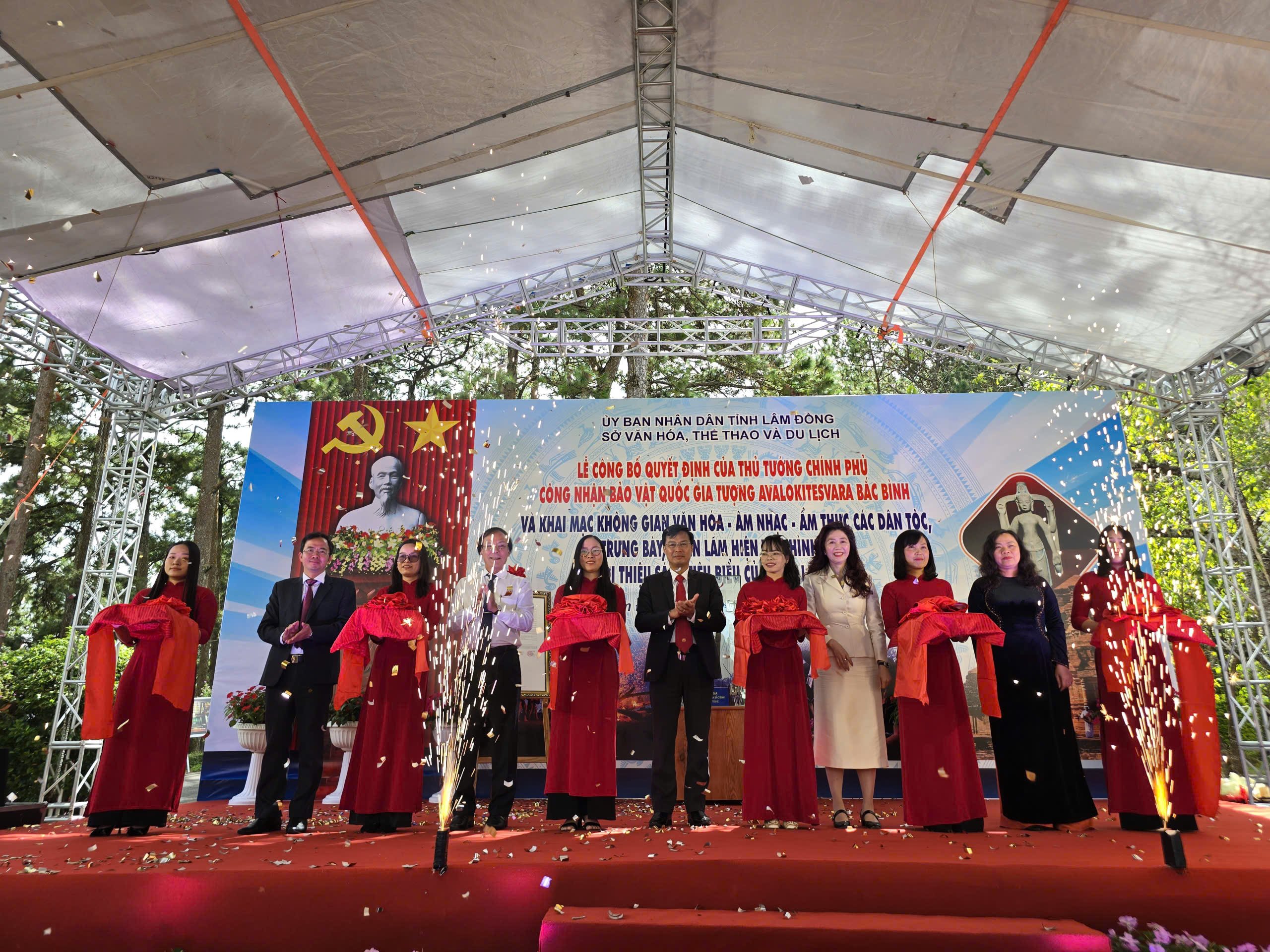 Close-up patung Avalokitesvara di Bac Binh yang diakui sebagai harta nasional - Foto 9. Cận cảnh tượng Avalokitesvara Bắc Bình được công nhận bảo vật quốc gia- Ảnh 9.
