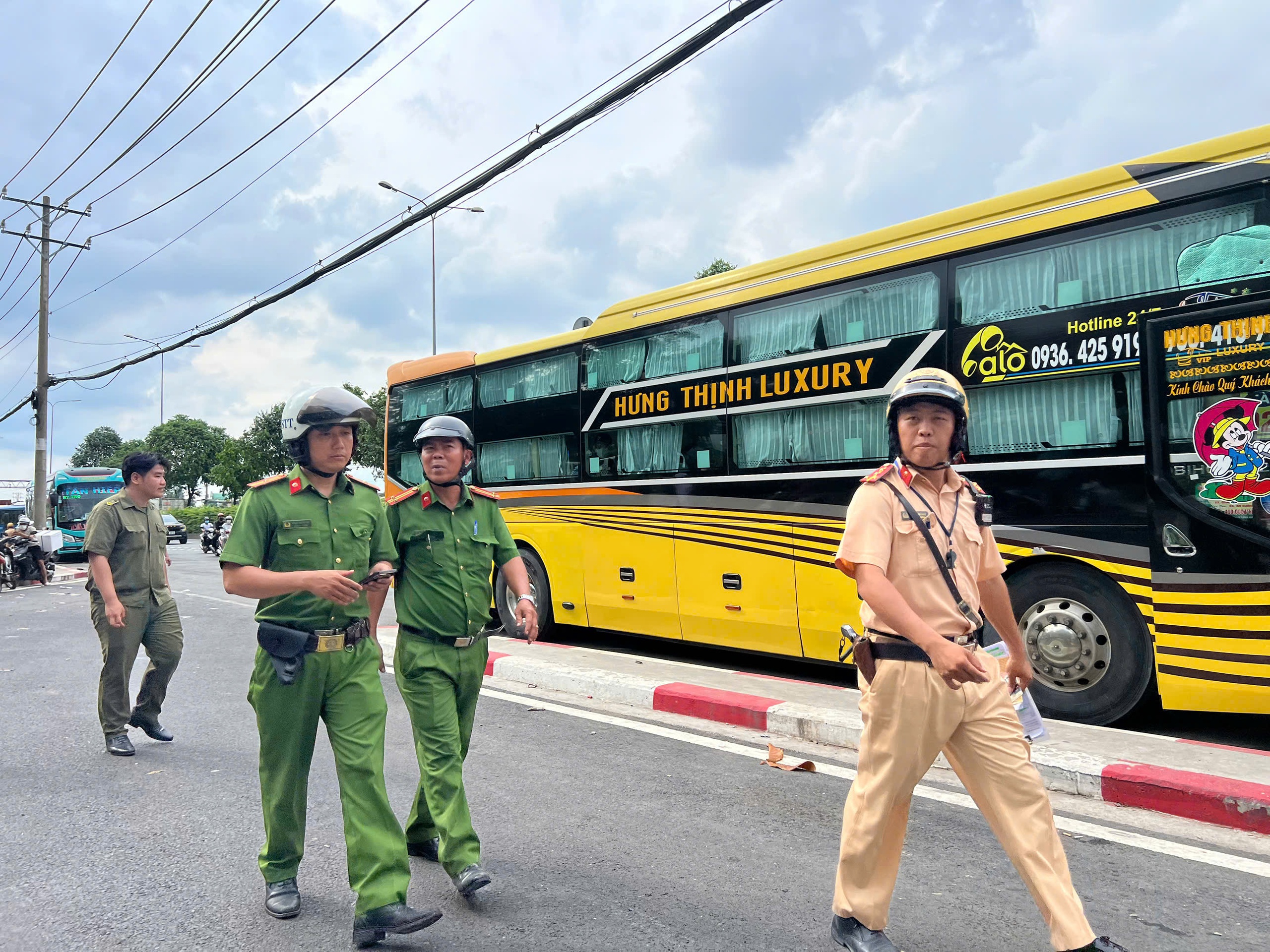 Công an TP.HCM tổng xử lý xe khách, bến bãi ngay sau phản ánh của Thanh Niên- Ảnh 4. Công an TP.HCM tổng xử lý xe khách, bến bãi ngay sau phản ánh của Thanh Niên- Ảnh 4.