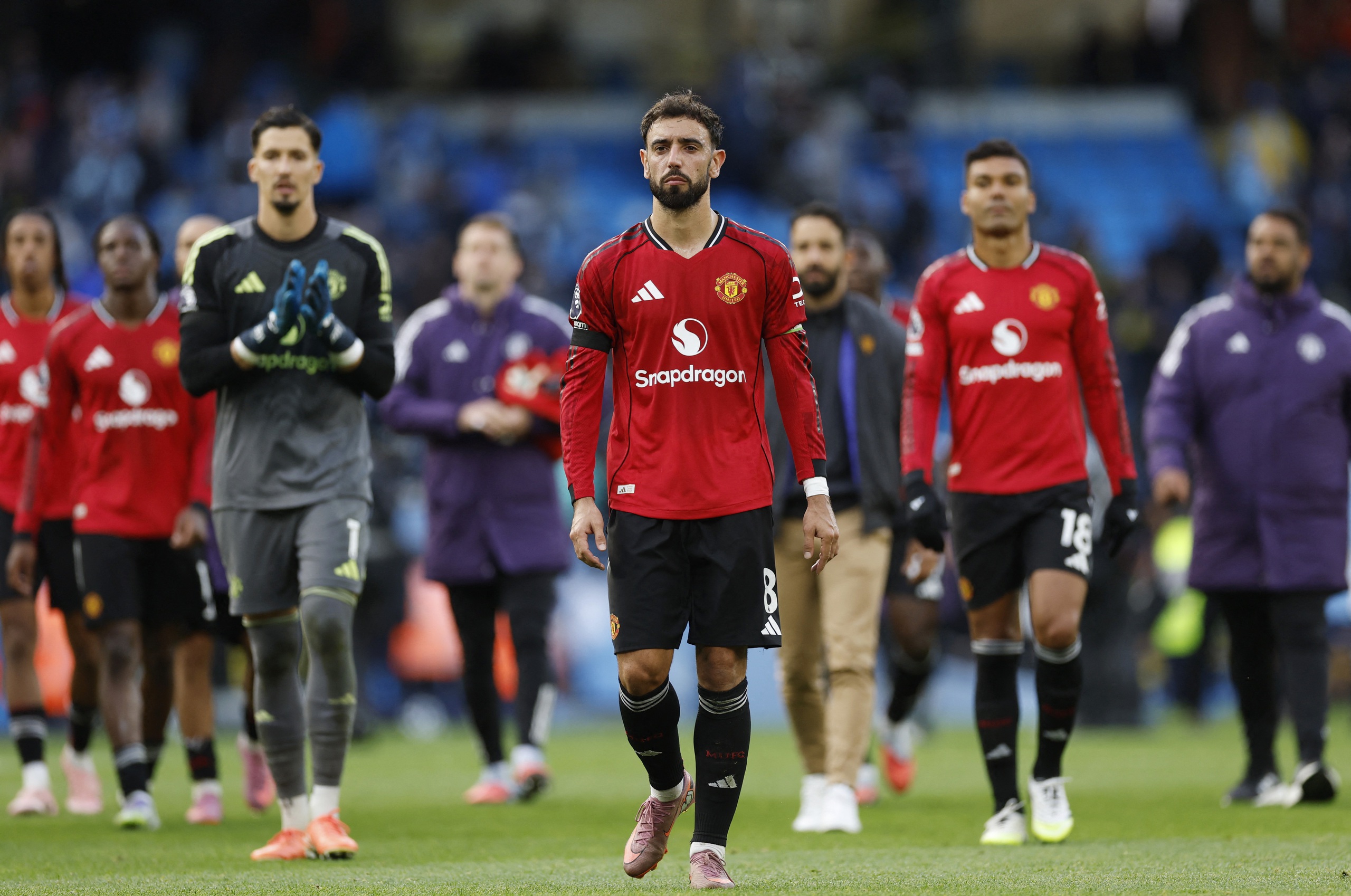 Manchester United thảm bại: Bruno ‘bị ép’ chơi trái sở trường, HLV Amorim quá bảo thủ? - Ảnh 2.
