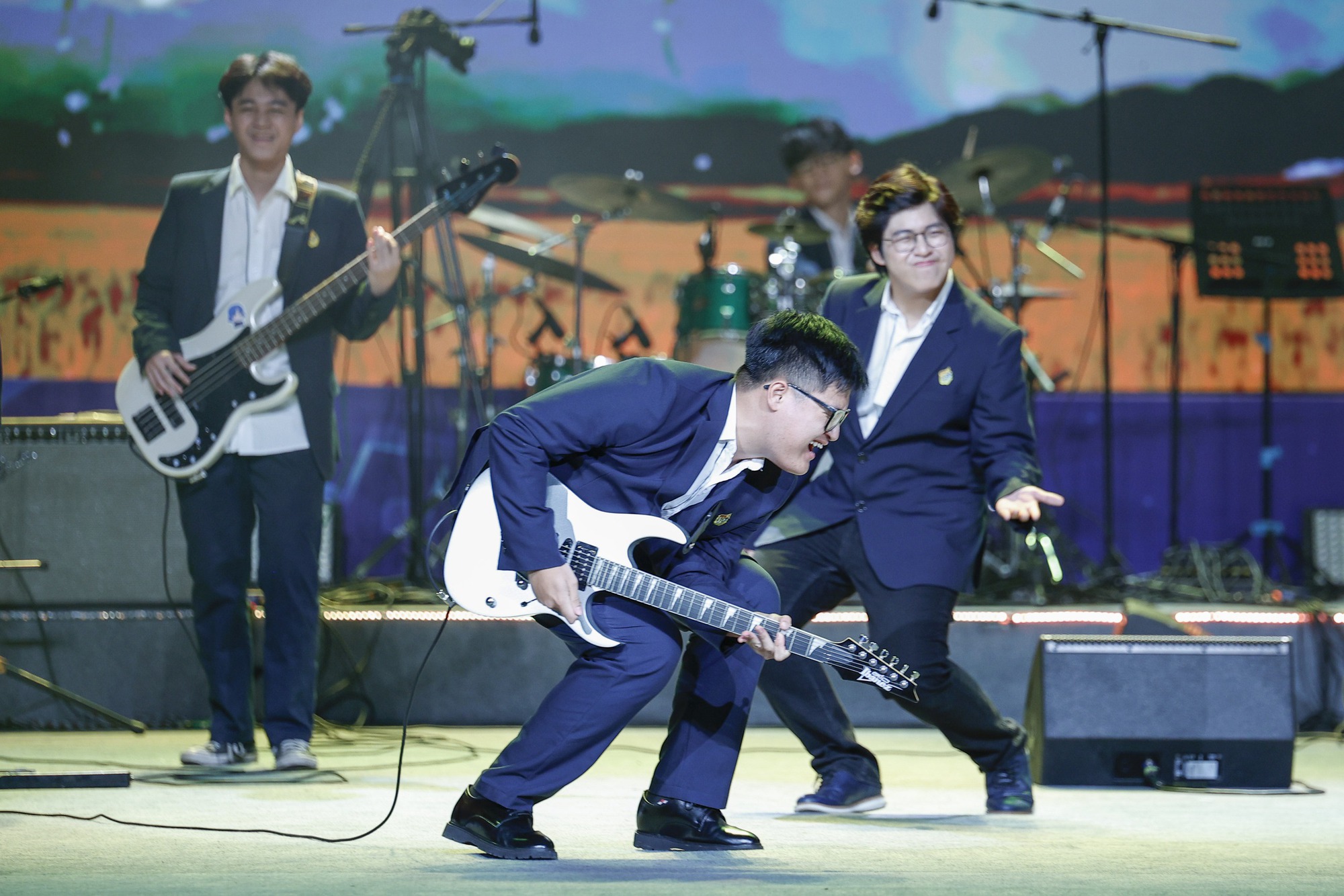 Bộ GD-ĐT hướng dẫn mời nghệ sĩ, vận động động viên vào trường dạy học - Ảnh 1.