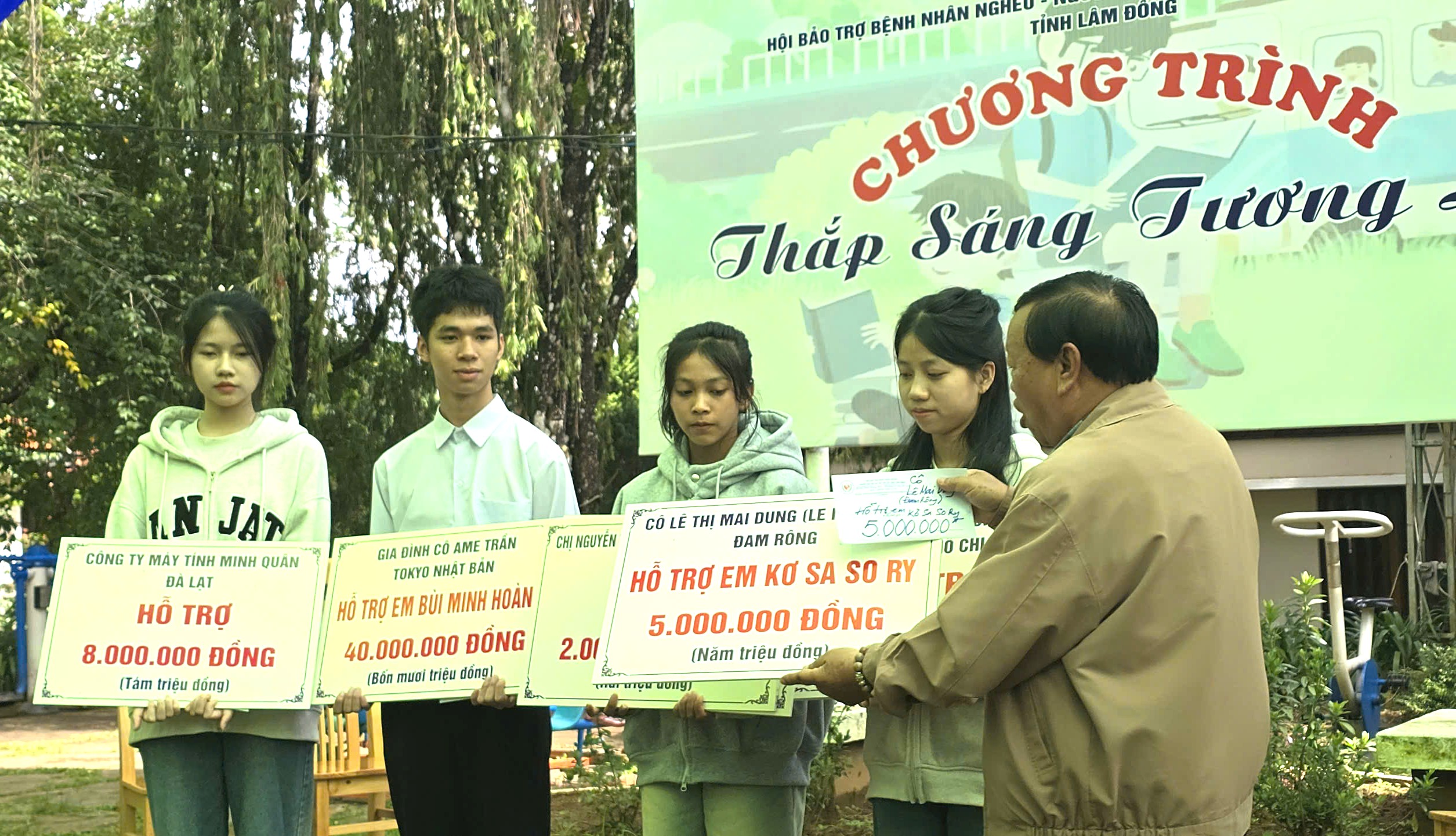 4 tân sinh viên mồ côi Làng SOS Đà Lạt nhận gần 1 tỉ đồng học bổng - Ảnh 1.