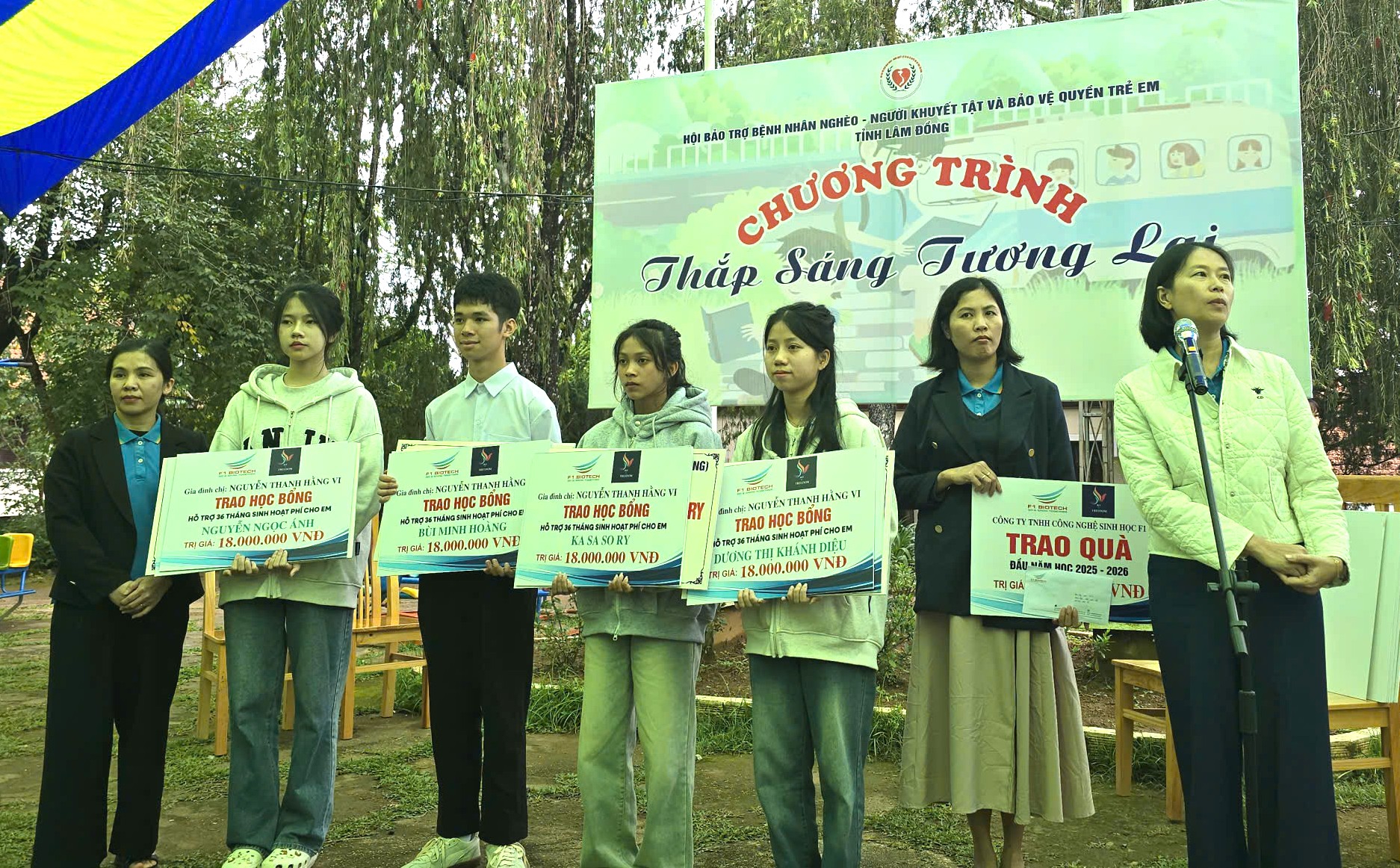 4 tân sinh viên mồ côi Làng SOS Đà Lạt nhận gần 1 tỉ đồng học bổng - Ảnh 3.