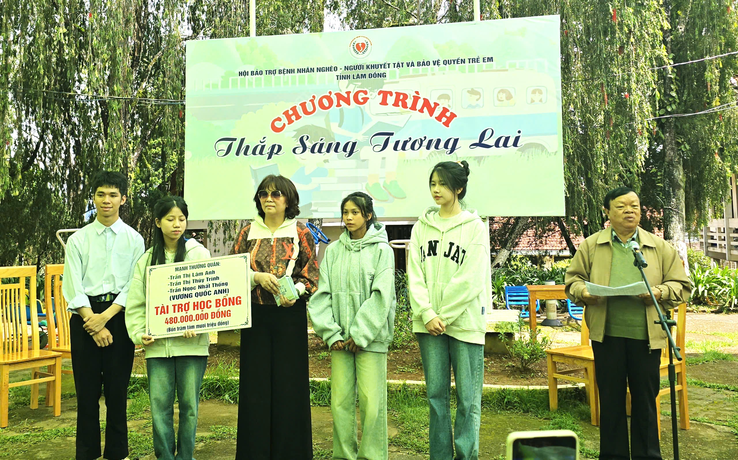 4 tân sinh viên mồ côi Làng SOS Đà Lạt nhận gần 1 tỉ đồng học bổng - Ảnh 2.