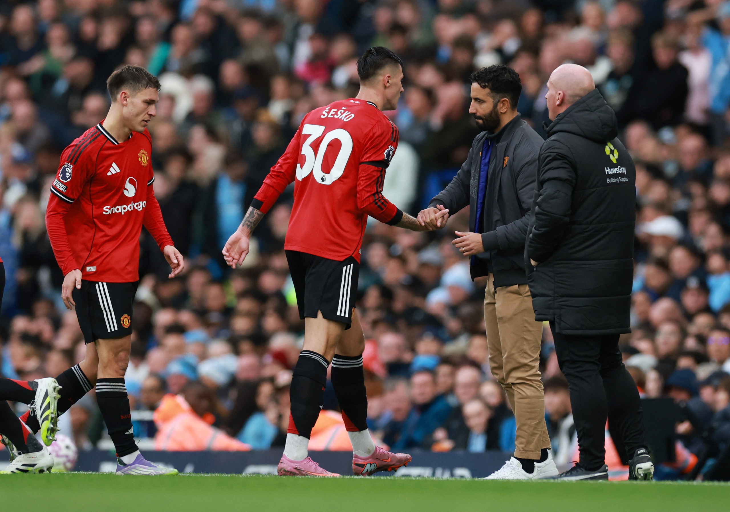 Trenér Amorim veřejně zpochybňuje vedení M.U. a čelí riziku propuštění - Foto 2. Công khai thách thức ban lãnh đạo M.U, HLV Amorim đối mặt nguy cơ sa thải- Ảnh 2.