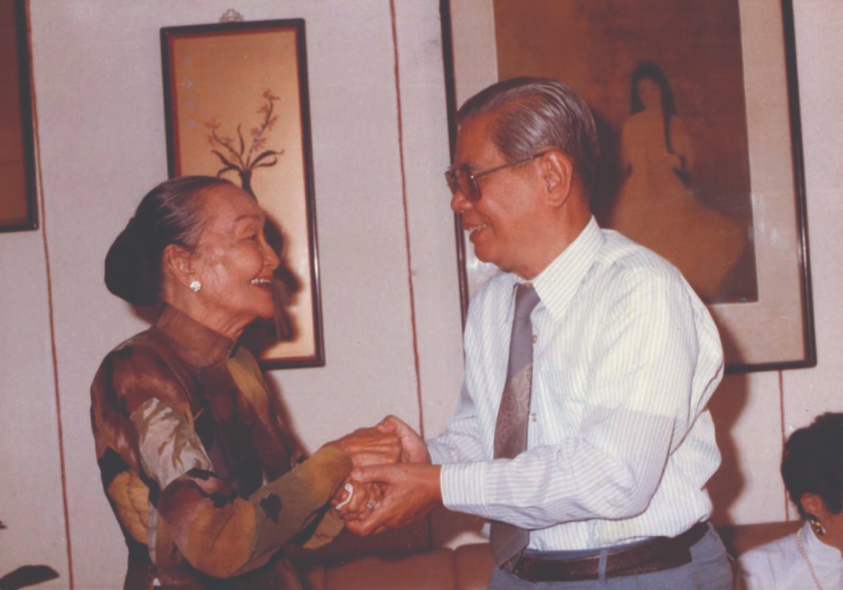 Заслуженный артист Хуу Чау - Воспоминания о сцене и жизни: Счастливые дни с госпожой Бэй Нам - Фото 1. NSƯT Hữu Châu - Hồi ức sân khấu và cuộc đời: Tháng ngày hạnh phúc bên bà Bảy Nam- Ảnh 1.