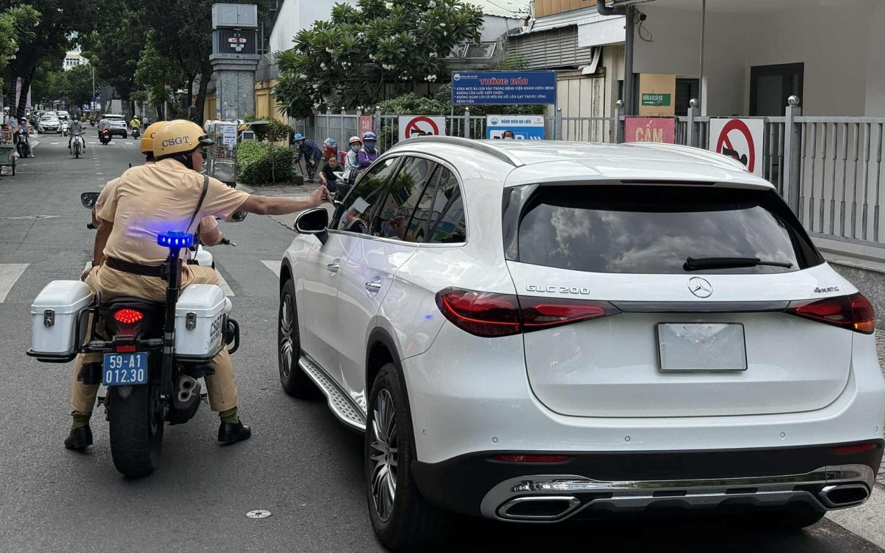 Dừng, đỗ ô tô để ăn uống, tài xế ngỡ ngàng vì bị phạt nguội - Ảnh 1. Đỗ ô tô ăn uống, tài xế ngỡ ngàng vì bị phạt nguội - Ảnh 1.