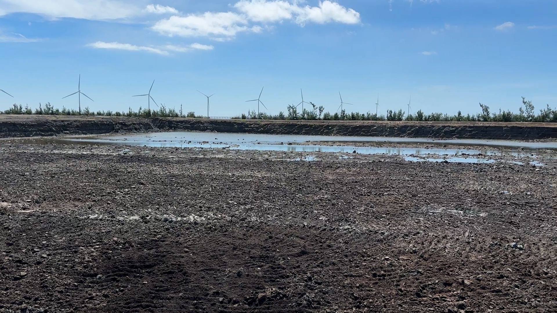 Bãi tro xỉ trở thành mỏ vật liệu triệu USD ở miền Tây- Ảnh 2. Bãi tro xỉ trở thành mỏ vật liệu triệu USD ở miền Tây- Ảnh 2.