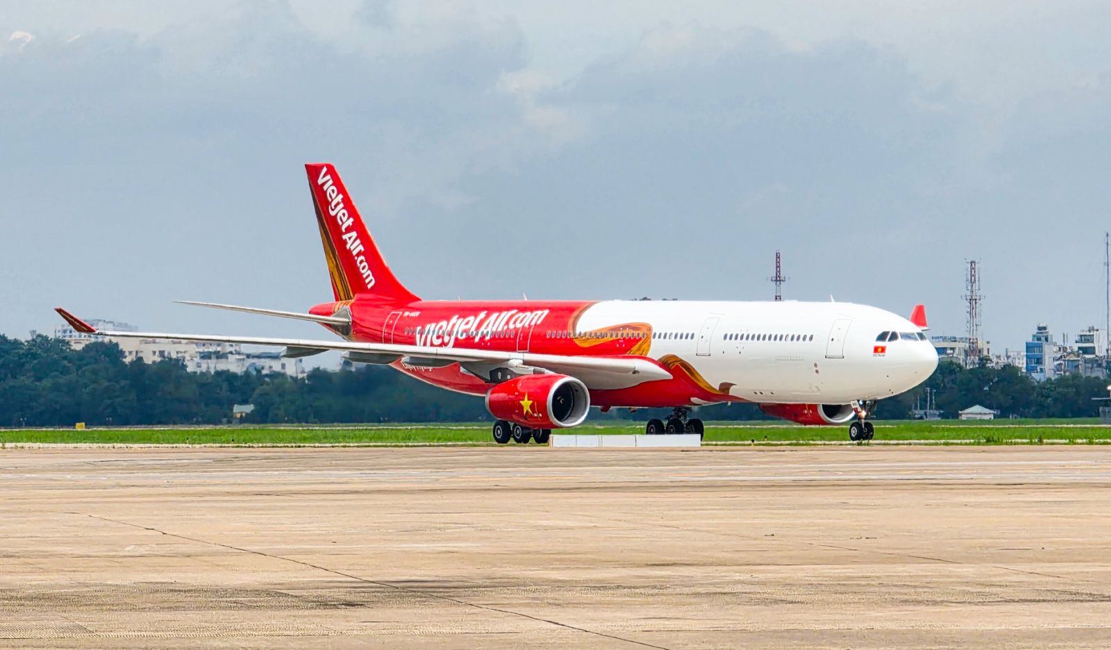 Vietjet đón tàu bay thân rộng mới, nâng đội bay lên 121 chiếc - Ảnh 1. Vietjet đón tàu bay thân rộng mới, nâng đội bay lên 121 chiếc - Ảnh 1.