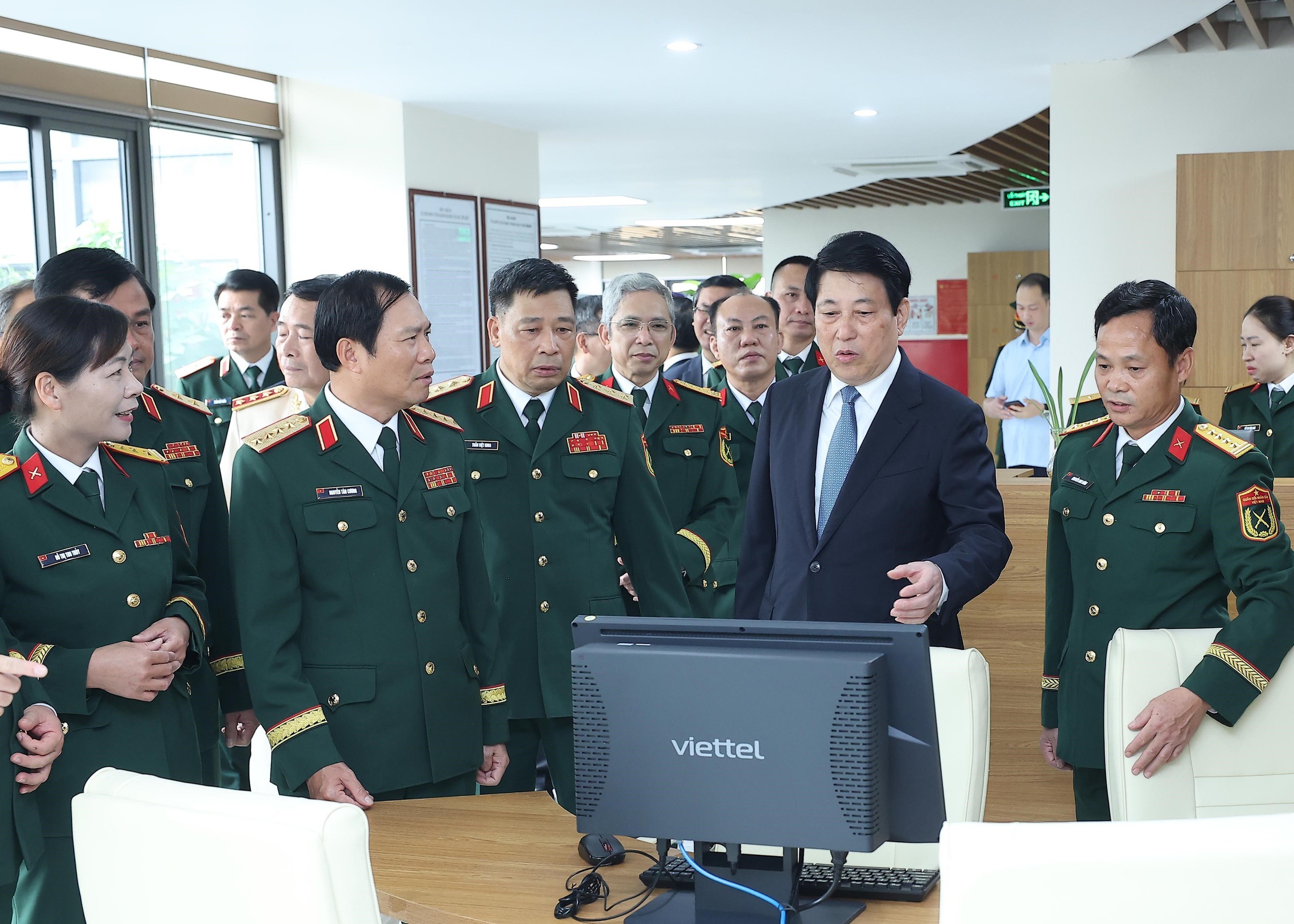 Chủ tịch nước Lương Cường yêu cầu cập nhật kiến thức chiến tranh công nghệ cao - Ảnh 2. Chủ tịch nước Lương Cường yêu cầu cập nhật kiến thức chiến tranh công nghệ cao - Ảnh 2.