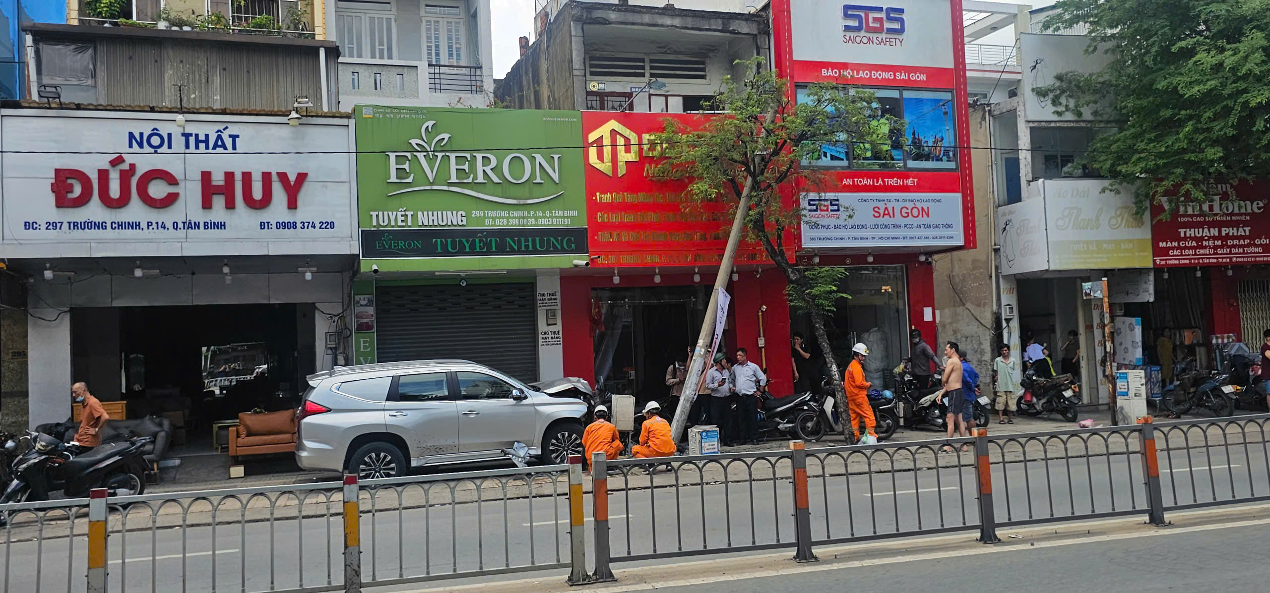 Tông xe liên hoàn trên đường Trường Chinh, nhiều người bị thương- Ảnh 4.