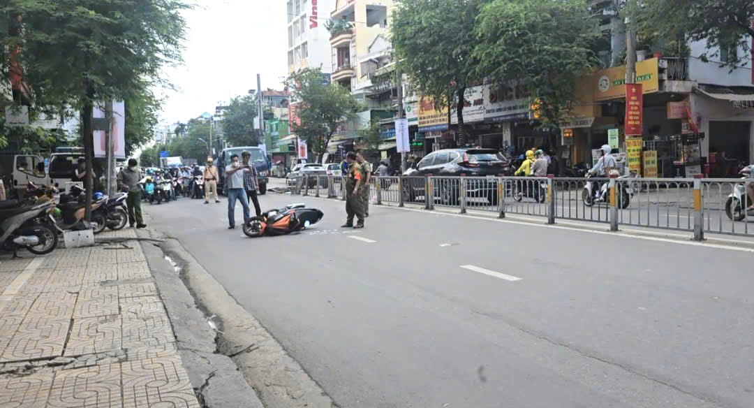 Tông xe liên hoàn trên đường Trường Chinh, nhiều người bị thương- Ảnh 3.