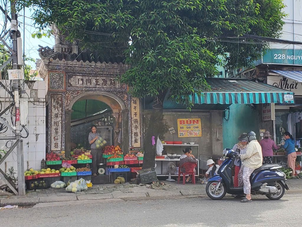 Altarul și mormântul regelui Dien Khanh au fost violate - Fotografia 1. Phủ thờ, lăng mộ ngài Diên Khánh vương bị xâm hại- Ảnh 1.