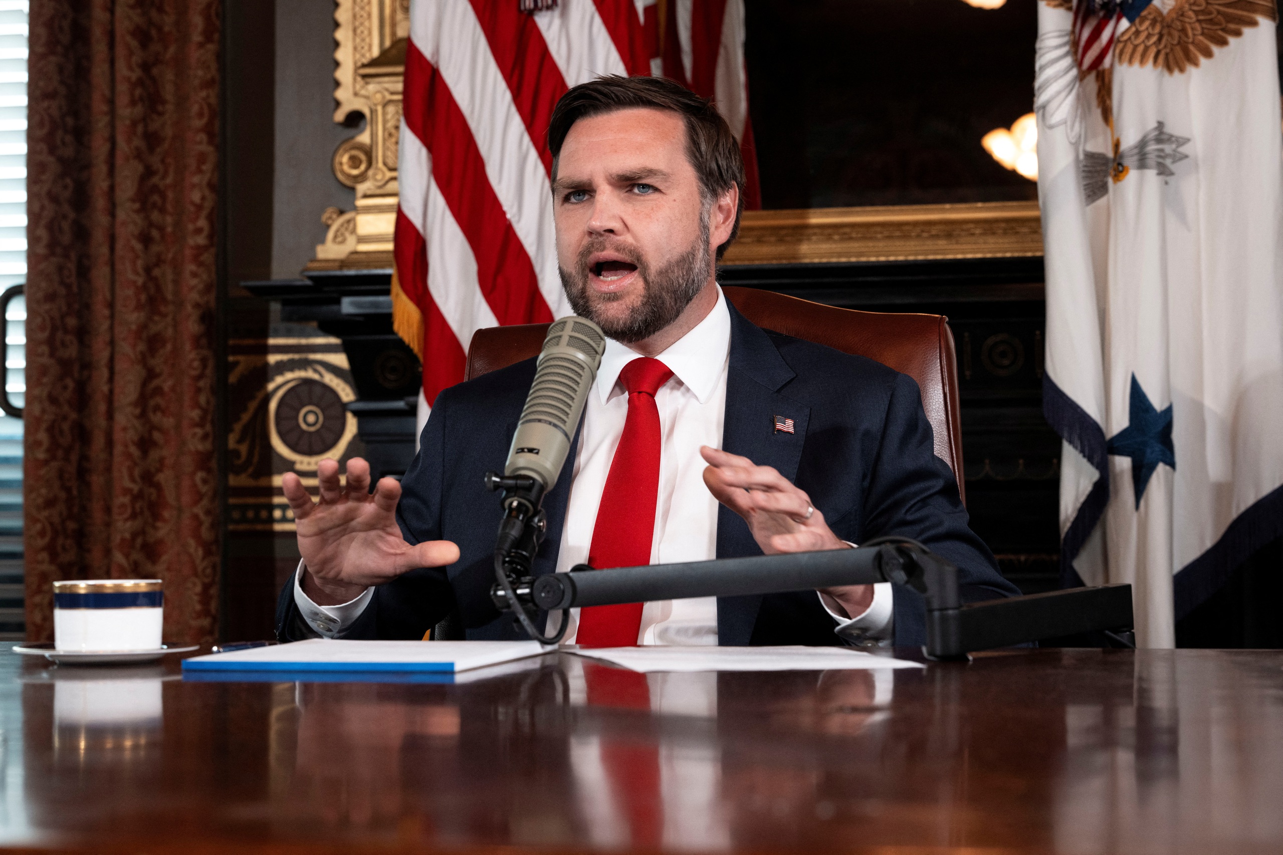 Phó tổng thống Mỹ kêu gọi tố giác người vui mừng về vụ ám sát Charlie Kirk - Ảnh 1.