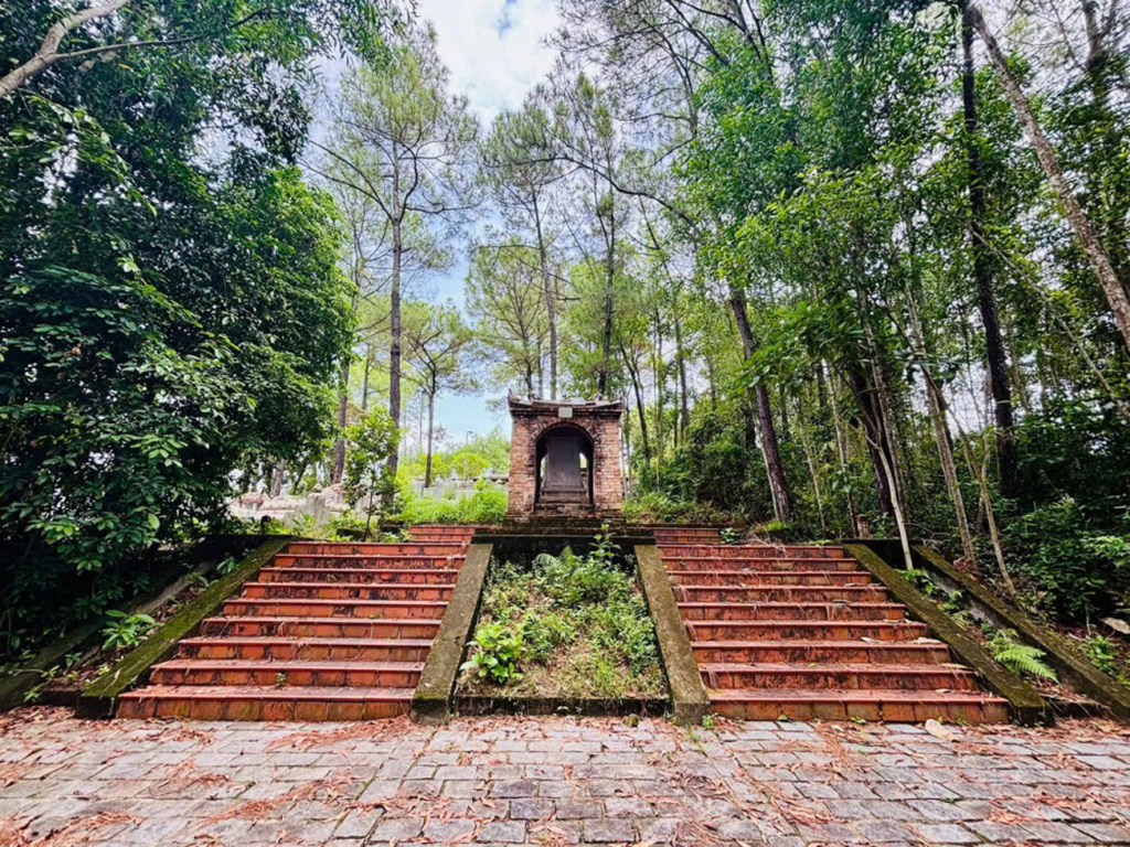 Altarul și mormântul regelui Dien Khanh au fost violate - Fotografia 2. Phủ thờ, lăng mộ ngài Diên Khánh vương bị xâm hại- Ảnh 2.