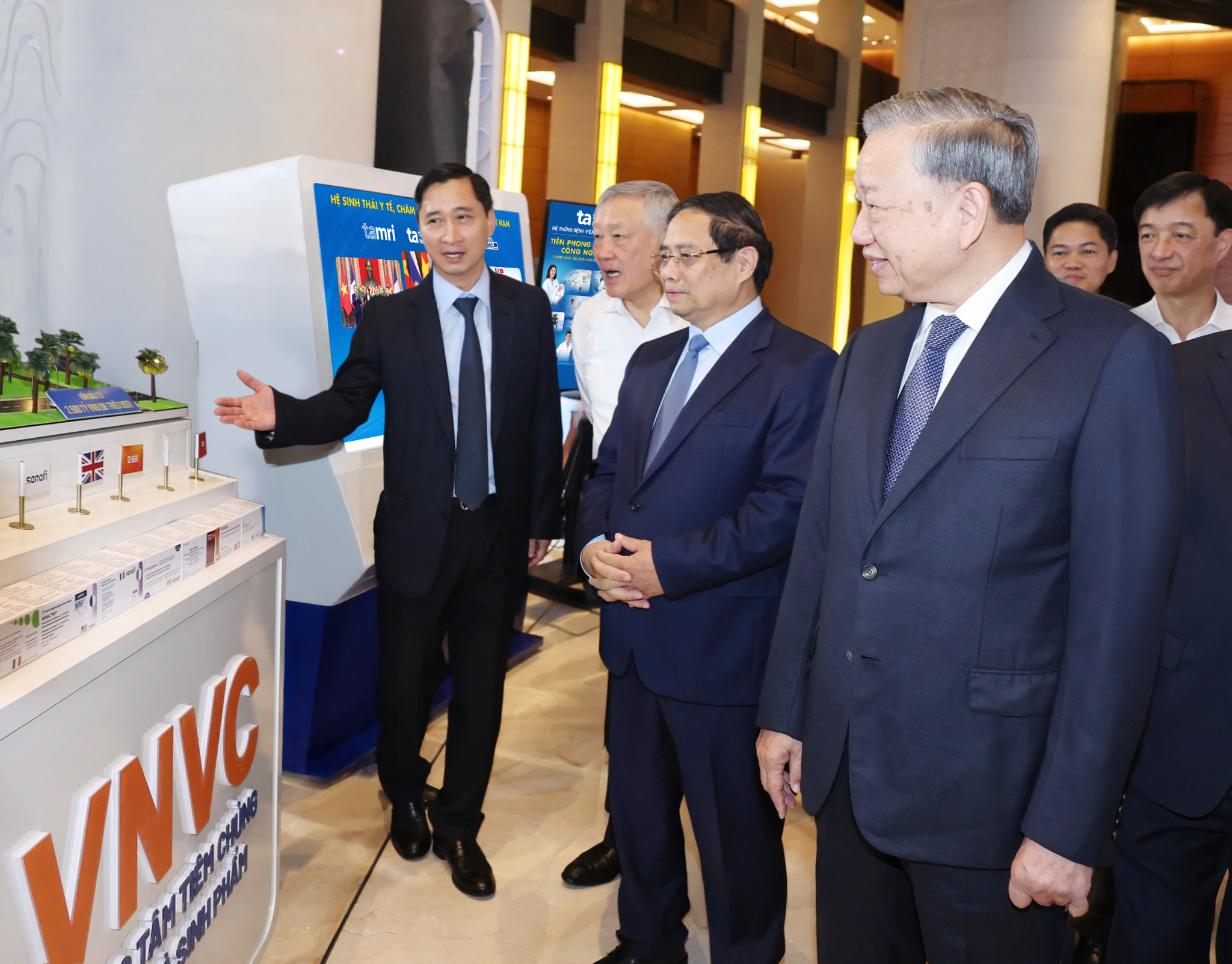 Bệnh viện Tâm Anh giới thiệu dàn robot khủng tại nhà Quốc hội  - Ảnh 5.