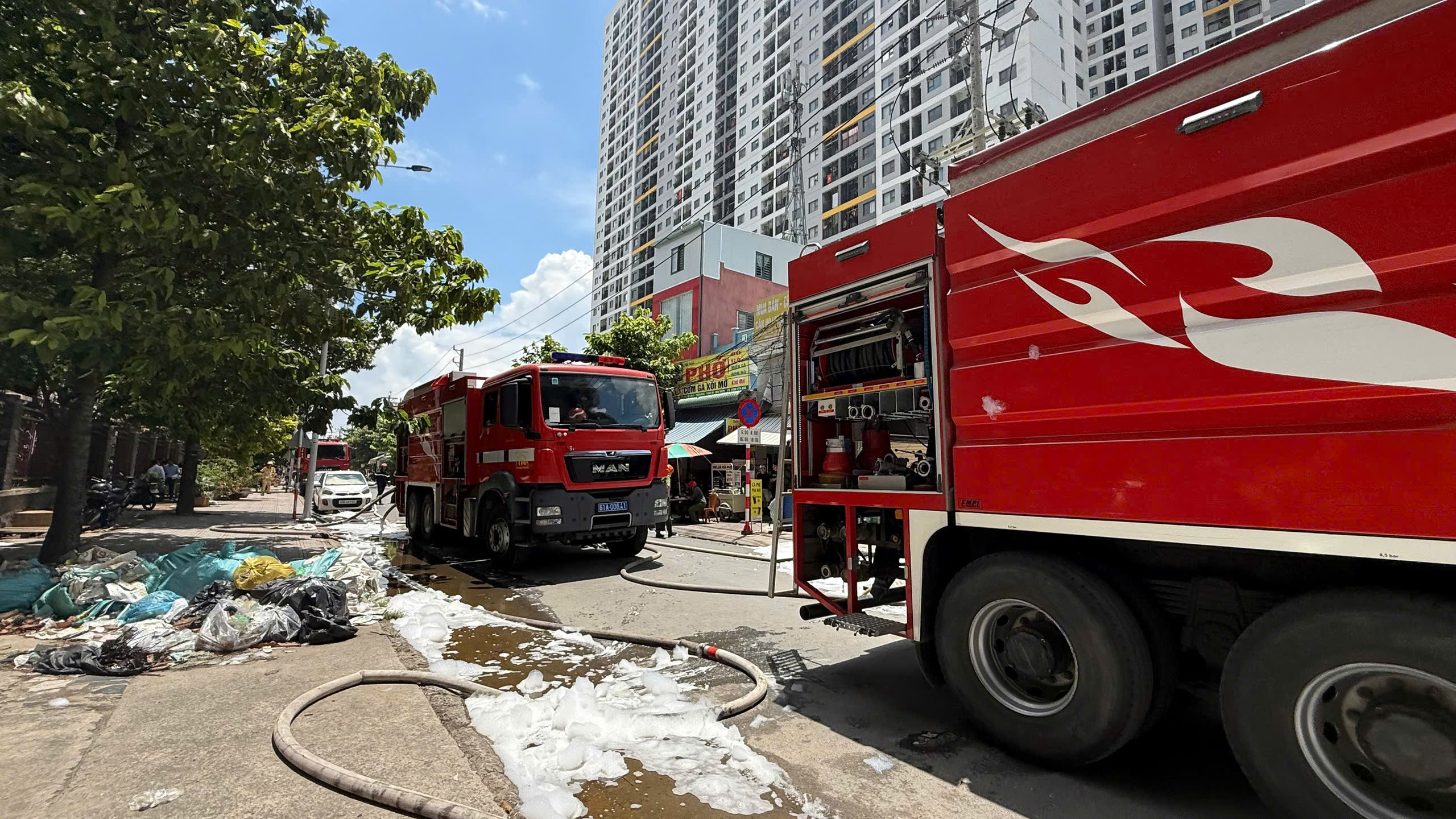 TP.HCM: Đang cháy lớn tại phường Thuận Giao- Ảnh 3. TP.HCM: Đang cháy lớn tại phường Thuận Giao- Ảnh 3.