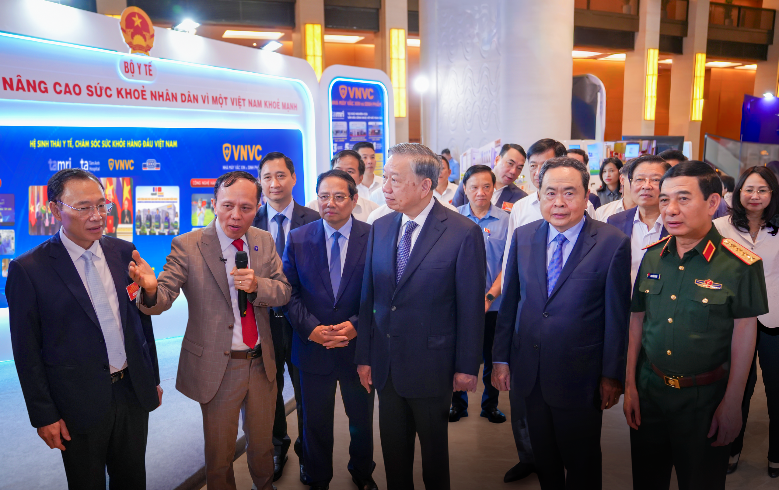 Bệnh viện Tâm Anh giới thiệu dàn robot khủng tại nhà Quốc hội  - Ảnh 1.