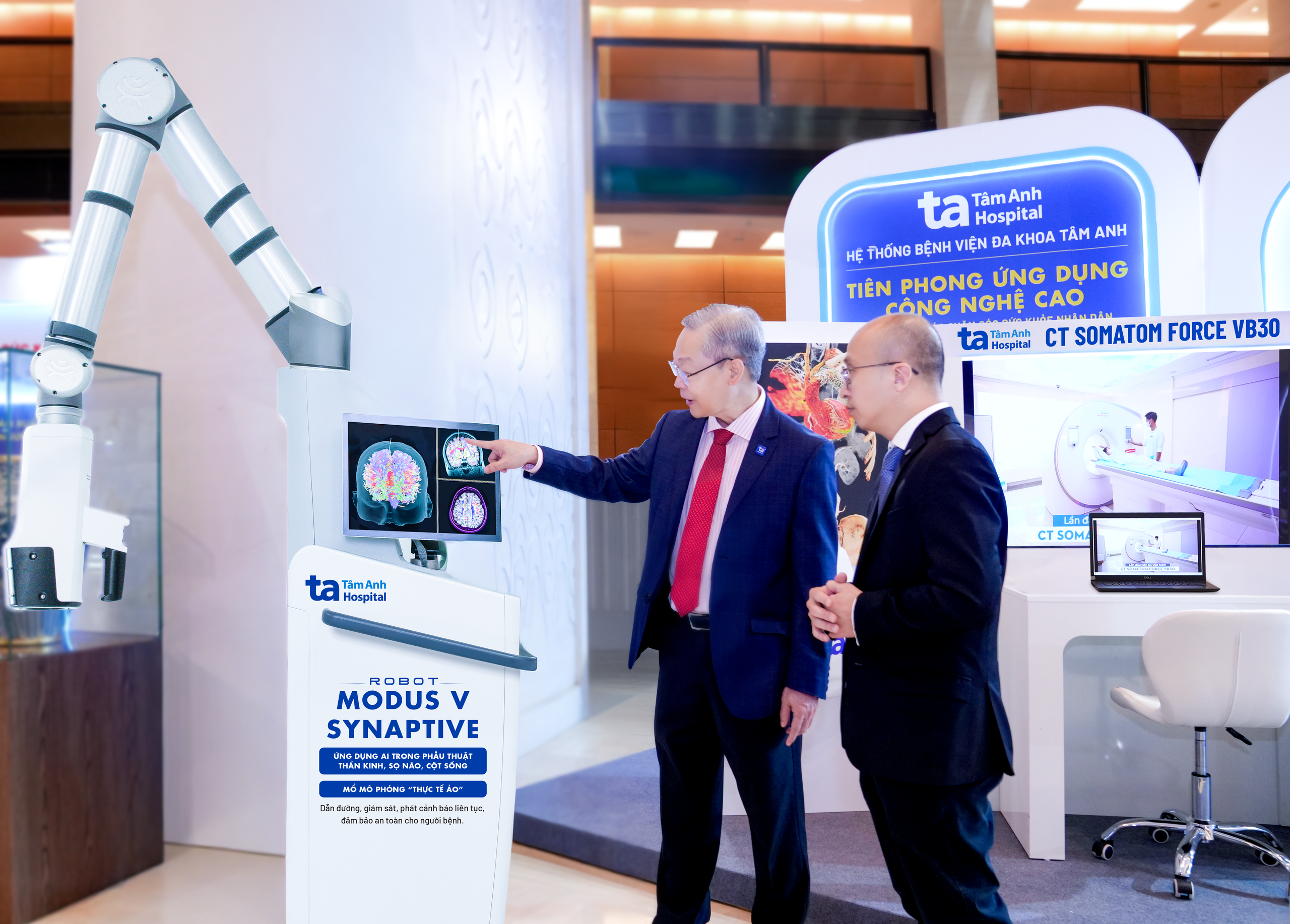 Bệnh viện Tâm Anh giới thiệu dàn robot khủng tại nhà Quốc hội  - Ảnh 4.