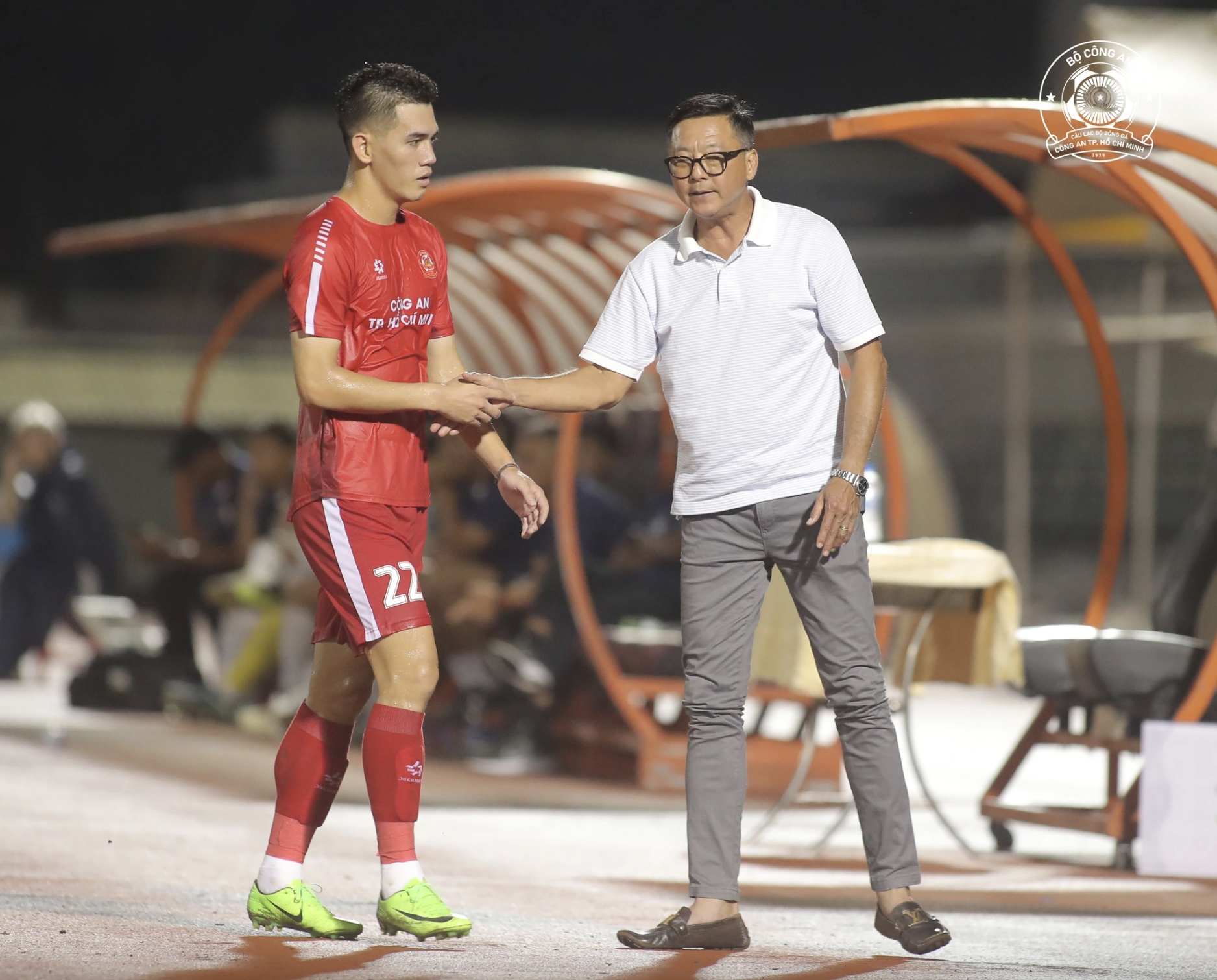 គ្រូបង្វឹក Huynh Duc, Tien Linh និងការជួបជុំគ្នាប្រកបដោយជោគវាសនា៖ ទីក្រុងហូជីមិញ 'derby' ដ៏ក្តៅគគុក - រូបថត ១. HLV Huỳnh Đức, Tiến Linh và màn tái ngộ đầy duyên nợ: Trận ‘derby’ TP.HCM cực nóng- Ảnh 1.