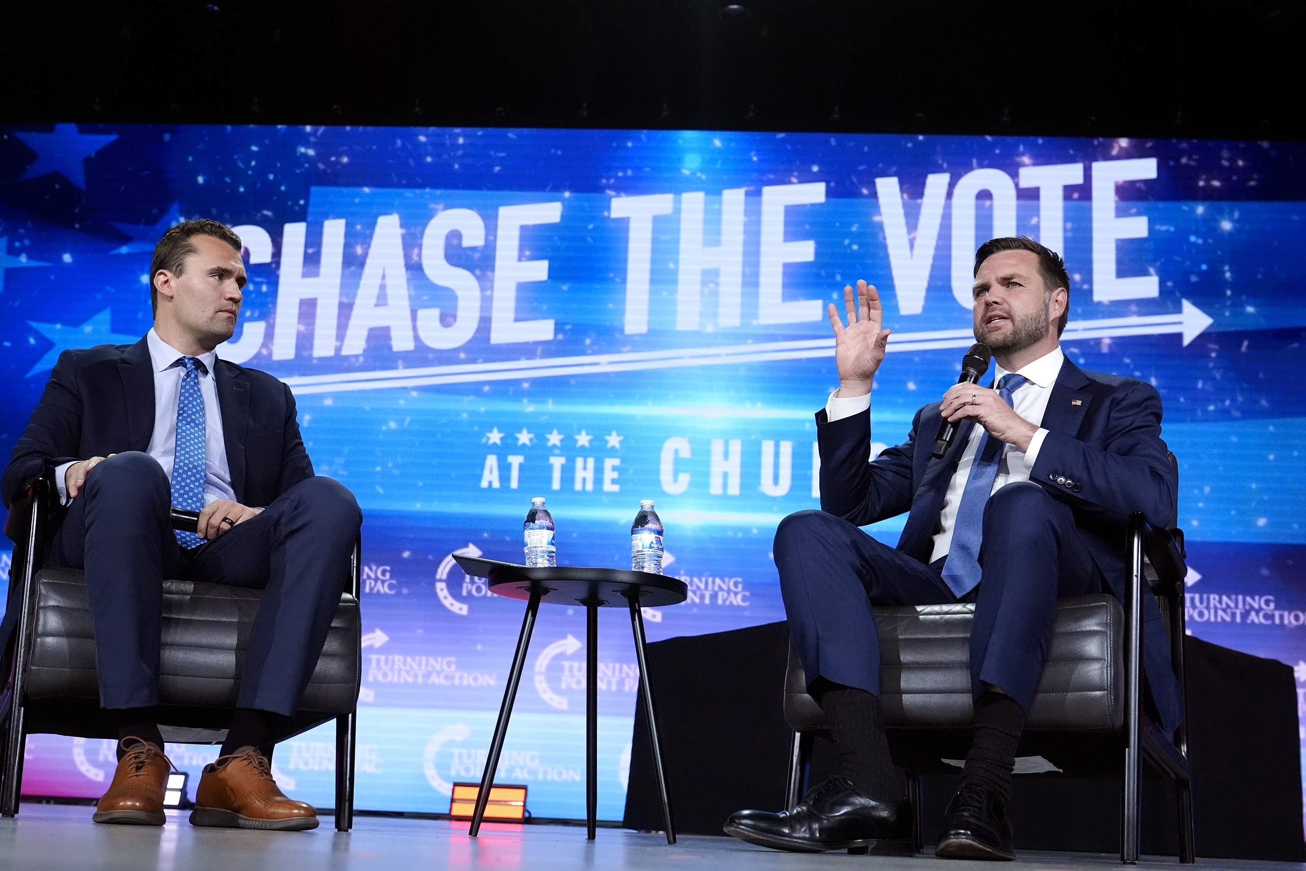 Phó tổng thống Mỹ kêu gọi tố giác người vui mừng về vụ ám sát Charlie Kirk - Ảnh 2.