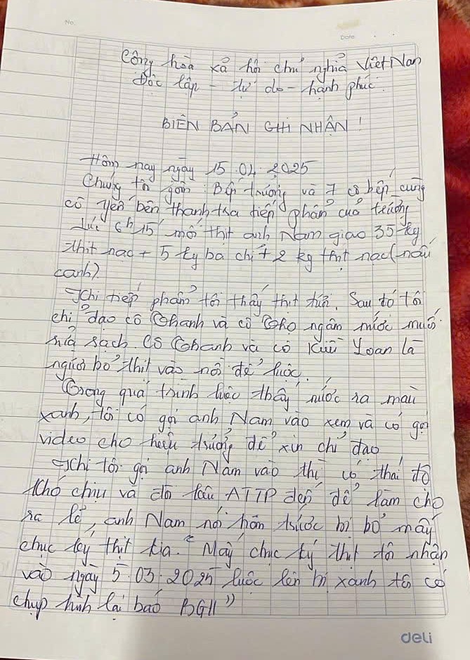 Mengaduk makanan kotor di dapur sekolah dasar di Distrik Xuan Huong - Dalat - Foto 4. Xôn xao thực phẩm bẩn vào bếp bán trú trường tiểu học ở P.Xuân Hương- Đà Lạt- Ảnh 4.