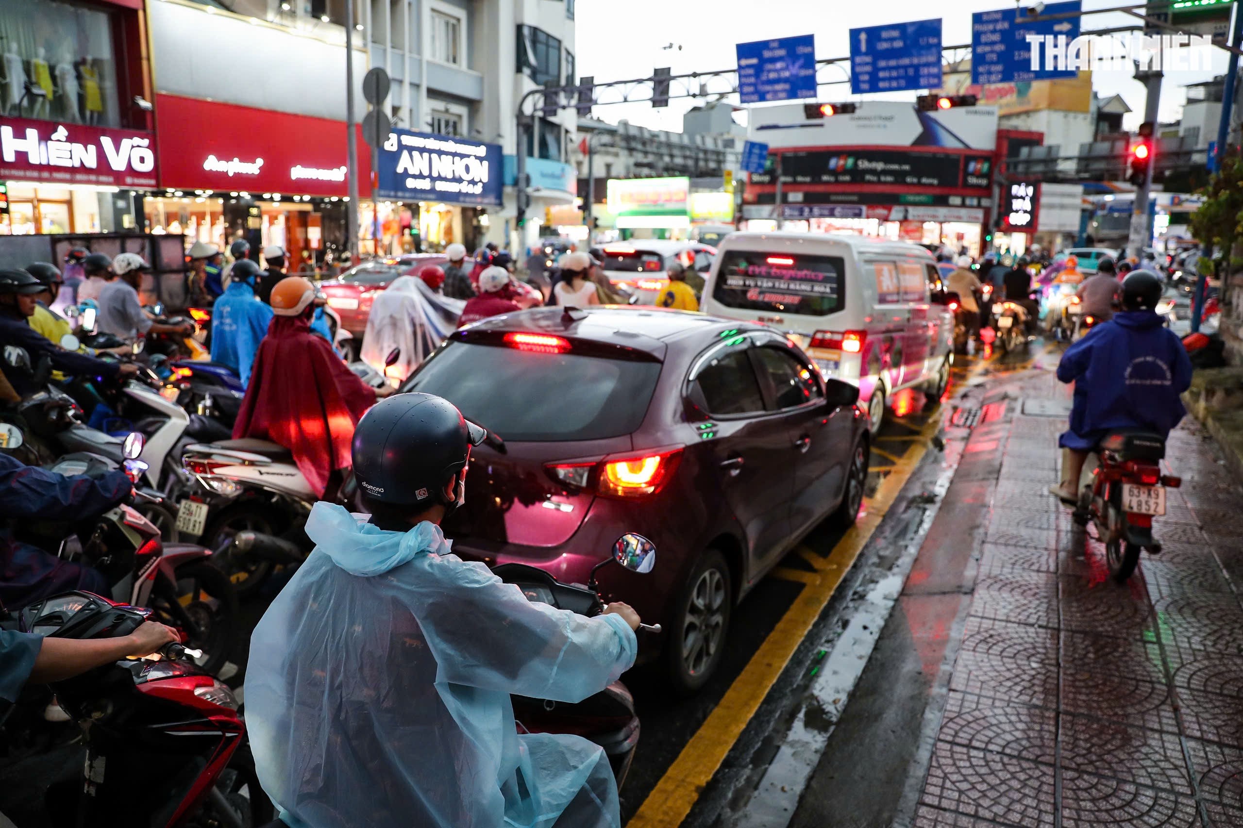 Cho rẽ phải khi đ&egrave;n đỏ nhưng kh&ocirc;ng được nhường đường: 'Chỗ đ&acirc;u m&agrave; nhường?' - Ảnh 7.