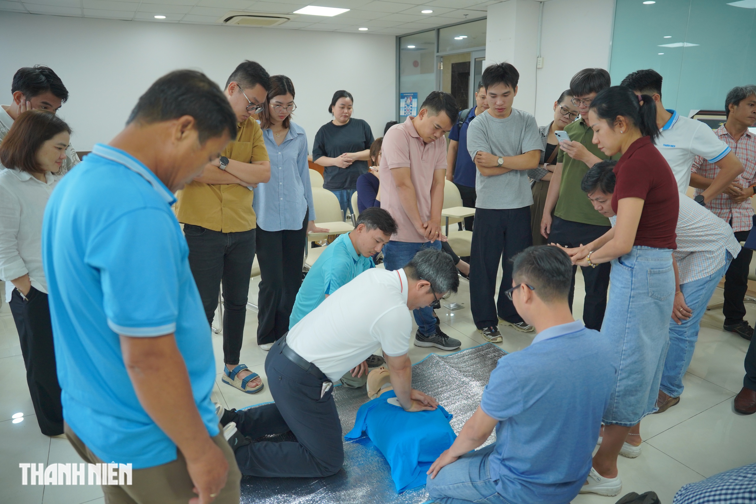 Đột quỵ, nhồi máu cơ tim, ngưng tim đột ngột khác nhau thế nào, cách sơ cấp cứu- Ảnh 4. Đột quỵ, nhồi máu cơ tim, ngưng tim đột ngột khác nhau thế nào, cách sơ cấp cứu- Ảnh 4.